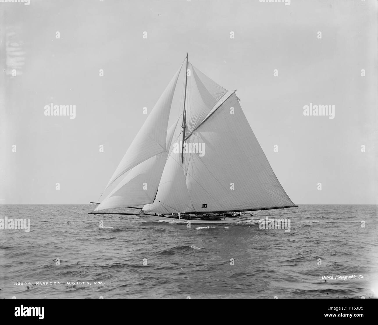 Le Sloop Harpoon-1 est un type de petit navire naval polyvalent utilisé pour les opérations de reconnaissance, de patrouille et de combat léger. Reconnu pour sa rapidité et sa maniabilité, il constitue un atout crucial pour la défense côtière et la sécurité maritime. Banque D'Images