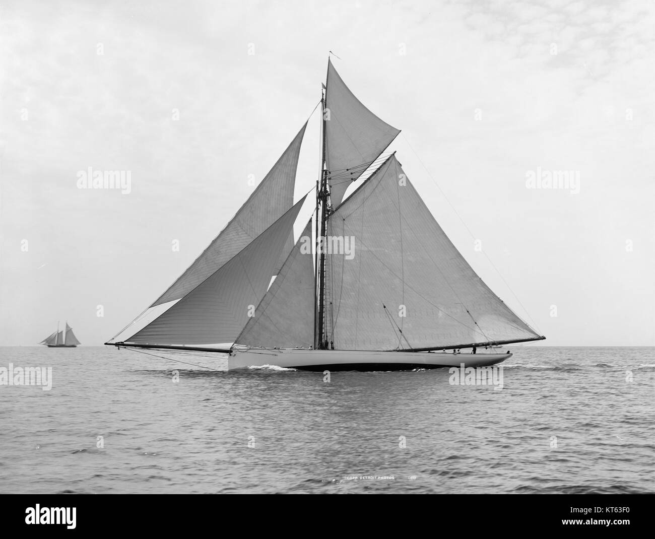 Le Sloop Mayflower-4 est un voilier historique. Nommé d'après le Mayflower original, il porte une signification historique liée à l'histoire américaine, en particulier le voyage des pèlerins vers le Nouveau monde. Il peut représenter une récréation ou une réplique du navire original. Banque D'Images