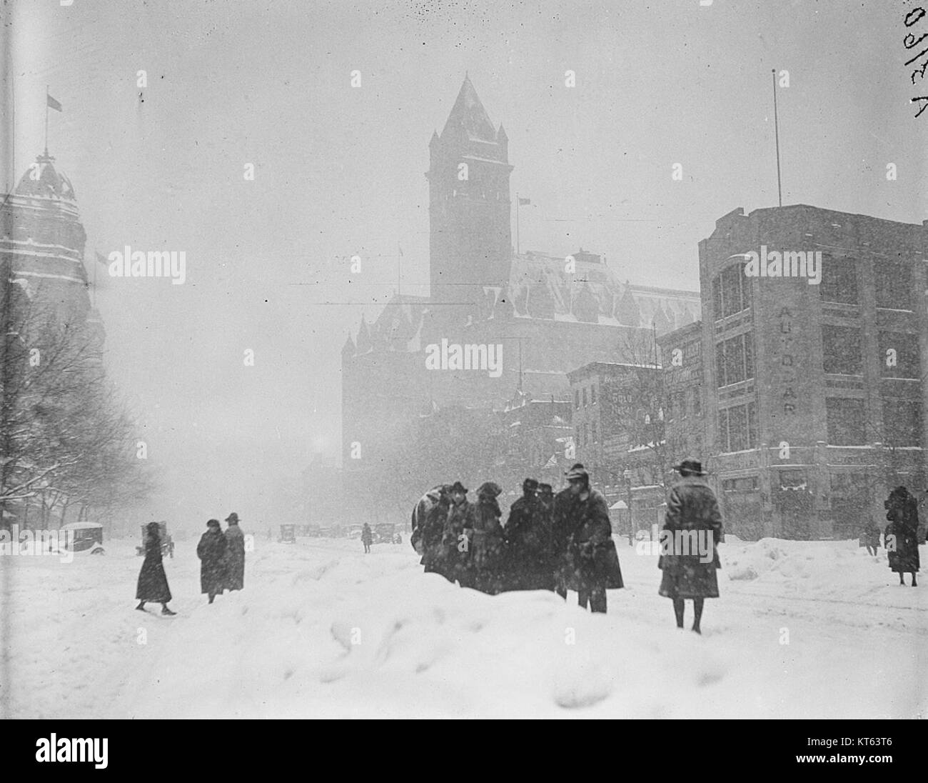 L'image intitulée *Snow, Washington, D.C. 4 1913v* capture une scène enneigée dans la capitale des États-Unis. Il met en valeur le paysage urbain emblématique de Washington, D.C. couvert de neige pendant une journée d'hiver en 1913. Banque D'Images