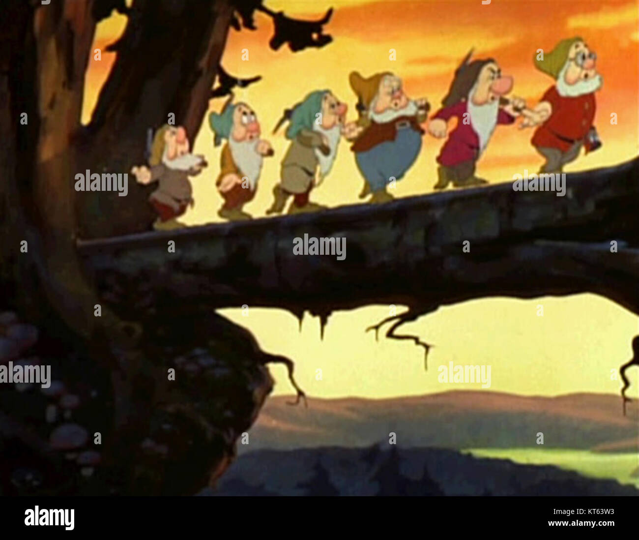 Cette capture d'écran du film de 1937 'Blanche-neige et les sept nains' montre un moment clé dans le classique animé. Il met en lumière l’animation révolutionnaire du film et ses personnages emblématiques. Banque D'Images