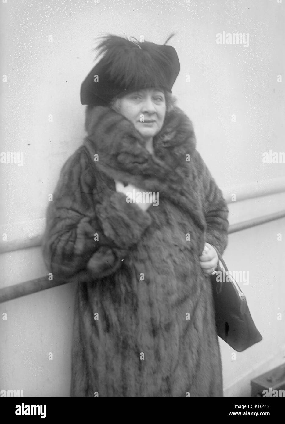 Portrait de la célèbre chanteuse et artiste Sophie Tucker, connue pour sa personnalité audacieuse et ses performances sur scène. La photographie la capture dans un manteau de fourrure, montrant son style emblématique et sa stature dans le divertissement américain du début du XXe siècle. Banque D'Images