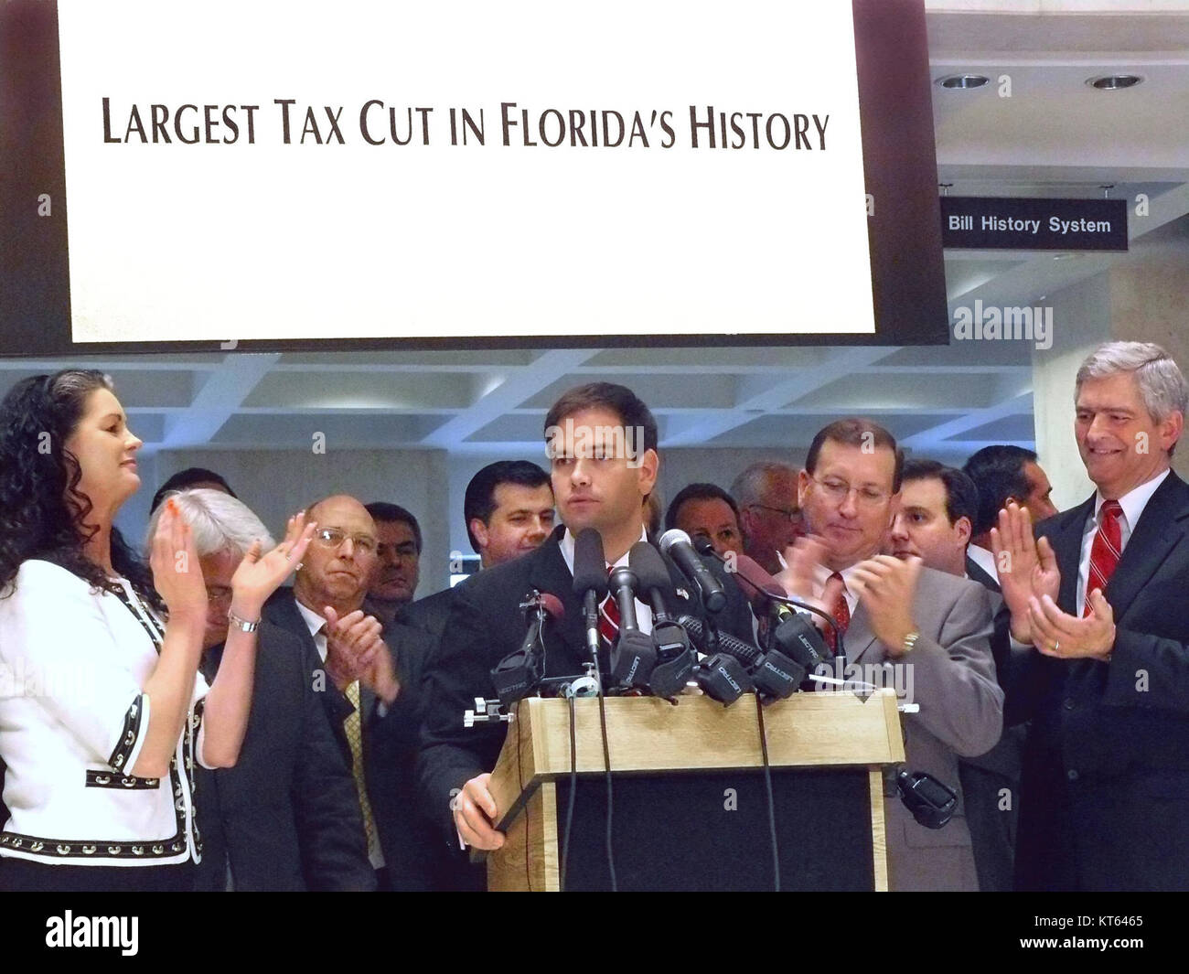 Le président Rubio a reçu des éloges de la part de ses collègues leaders législatifs pour son rôle dans l'adoption d'une importante réduction d'impôt. La réduction d’impôt, qui vise à réduire le fardeau fiscal des entreprises et des particuliers, a été soulignée comme une étape importante vers la croissance économique et la responsabilité budgétaire. Banque D'Images