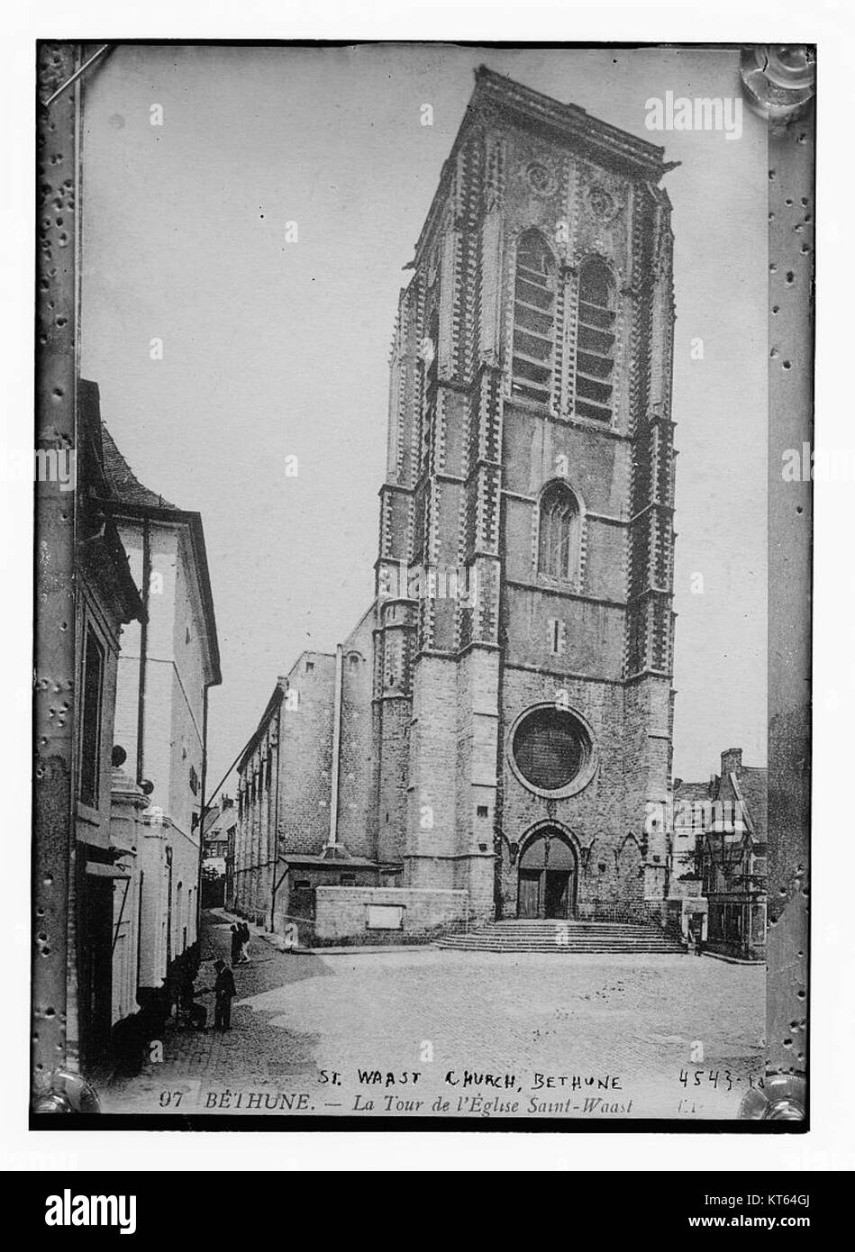 L’église Waast de Béthune est une importante structure gothique située dans le nord de la France, connue pour son architecture historique et son importance religieuse. Il a subi plusieurs restaurations au fil des ans, conservant sa valeur culturelle et architecturale. Banque D'Images L’église Waast de Béthune est une importante structure gothique située dans le nord de la France, connue pour son architecture historique et son importance religieuse. Il a subi plusieurs restaurations au fil des ans, conservant sa valeur culturelle et architecturale. Banque D'Images