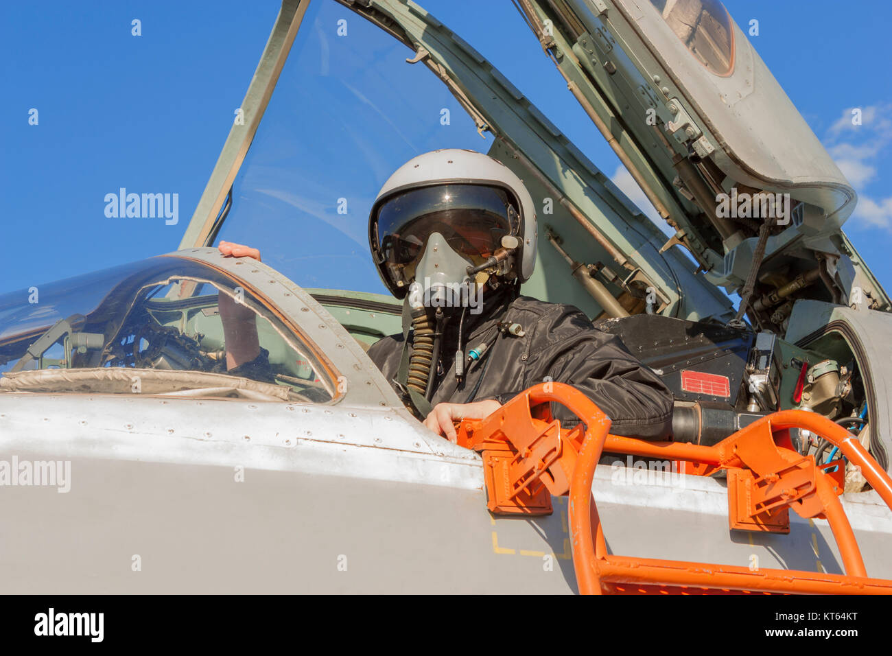 Pilote militaire dans le poste de pilotage d'un aéronef à réaction Banque D'Images