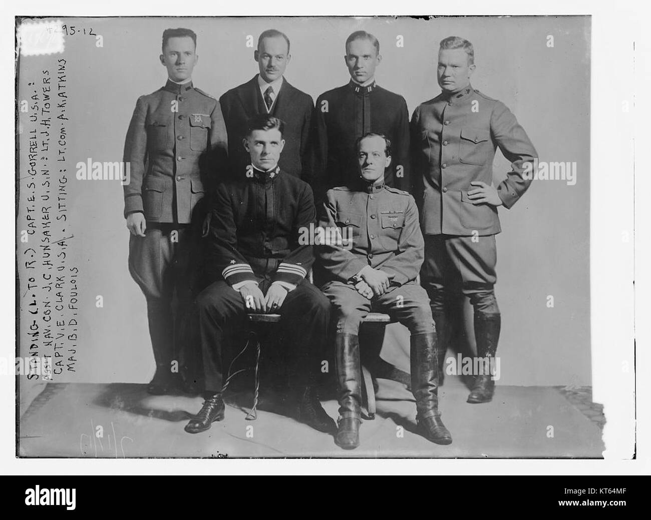 Comité permanent (G à D) Le capitaine E.S. Gorrell, U.S.A. ; Ass't Nav. Con. J.C. Hunsaker, U.S.N. ; le Lieutenant J.H. Tours, le capitaine C.E.Clark, États-Unis) ; le lieutenant Com. A.K., Atkins & Major B.D. Foulois (21513967745) Banque D'Images