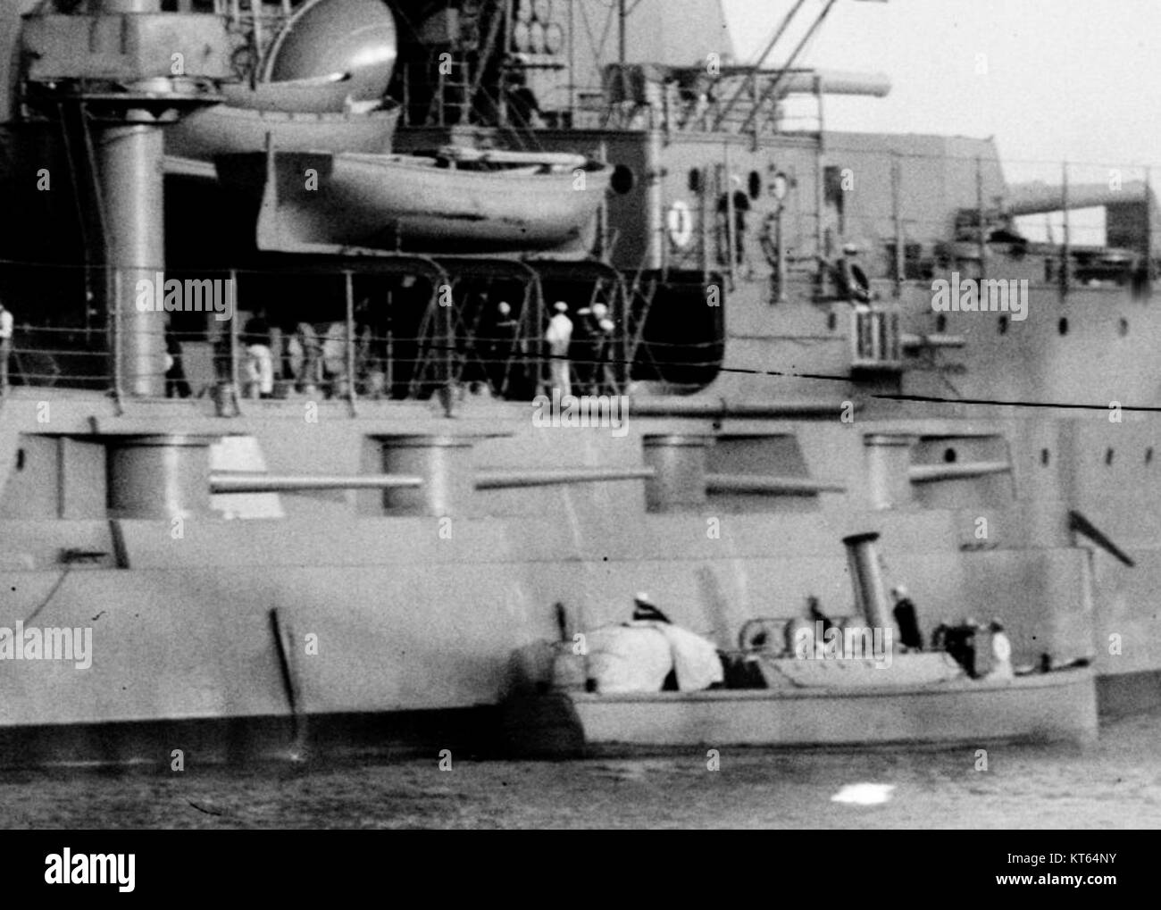 L'USS Utah (BB-31) est un cuirassé de l'US Navy mis en service en 1911. La batterie tribord de canons avant de 5 pouces était l'un de ses principaux armements, utilisé pour la défense antiaérienne pendant son service. Le navire fut tragiquement coulé lors de l'attaque de Pearl Harbor en 1941. Banque D'Images