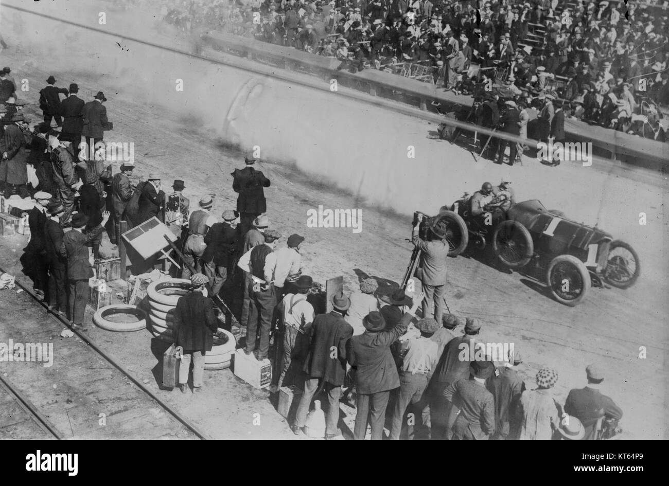 La Vanderbilt Cup Race de 1914 a marqué un événement important dans les débuts de l'histoire de la course automobile, avec des voitures en compétition dans une course prestigieuse. L'événement a eu lieu à long Island et a été l'une des courses clés dans le développement du sport automobile aux États-Unis. Banque D'Images La Vanderbilt Cup Race de 1914 a marqué un événement important dans les débuts de l'histoire de la course automobile, avec des voitures en compétition dans une course prestigieuse. L'événement a eu lieu à long Island et a été l'une des courses clés dans le développement du sport automobile aux États-Unis. Banque D'Images