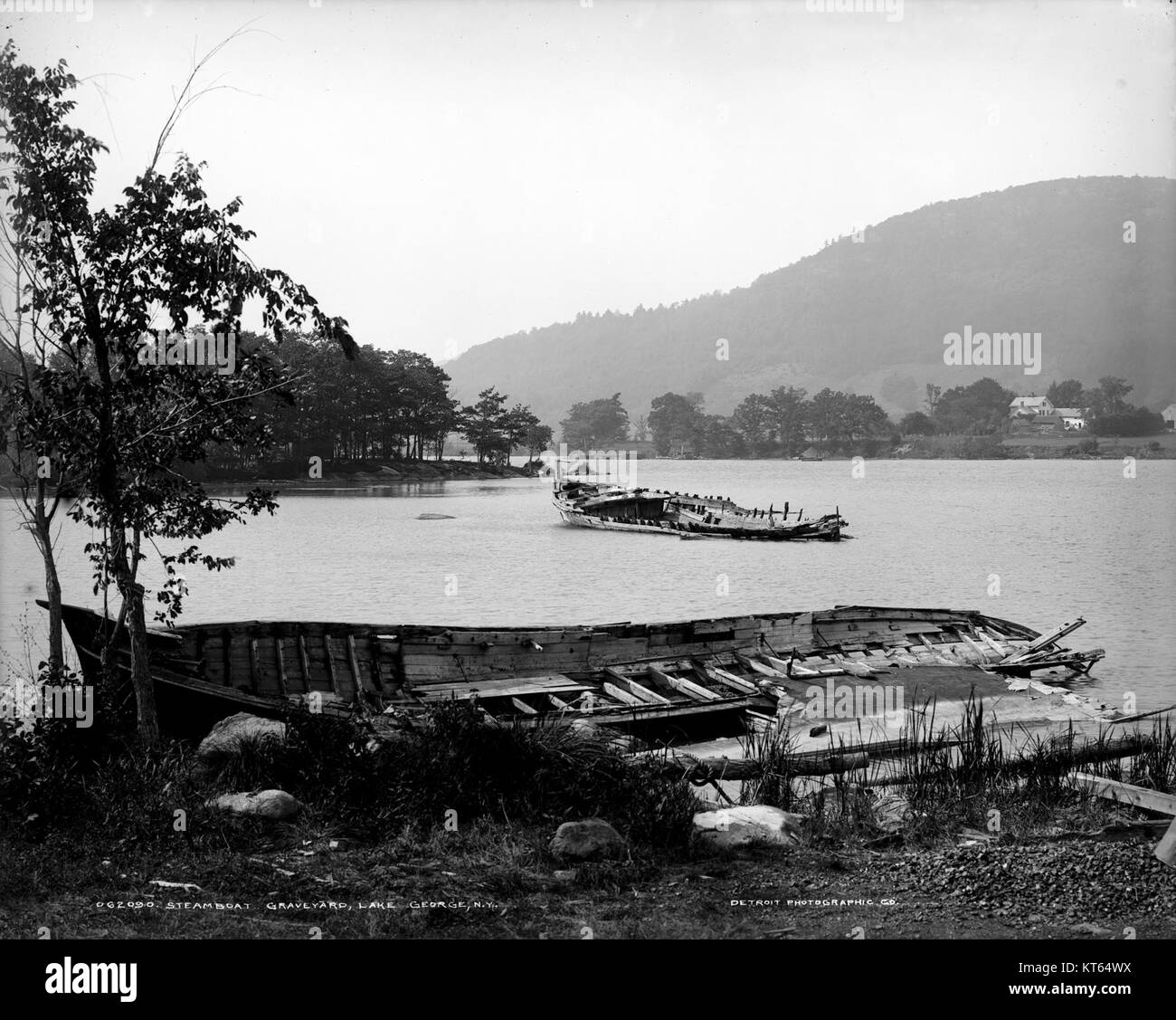 Le cimetière des bateaux à vapeur à Lake George, New York, est un site historique où les vieux bateaux à vapeur sont conservés. Le site offre un aperçu de l’histoire du voyage en bateau à vapeur et de l’histoire maritime de la région. Banque D'Images