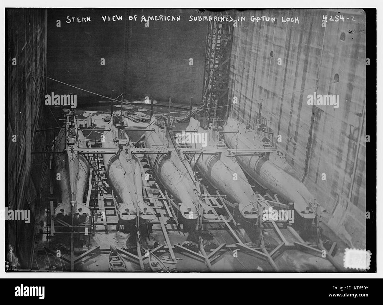 Cette image représente une vue arrière de sous-marins américains passant par l'écluse de Gatun au Panama. L'écluse de Gatun fait partie du canal de Panama, servant de voie navigable essentielle pour le commerce maritime international. Banque D'Images Cette image représente une vue arrière de sous-marins américains passant par l'écluse de Gatun au Panama. L'écluse de Gatun fait partie du canal de Panama, servant de voie navigable essentielle pour le commerce maritime international. Banque D'Images