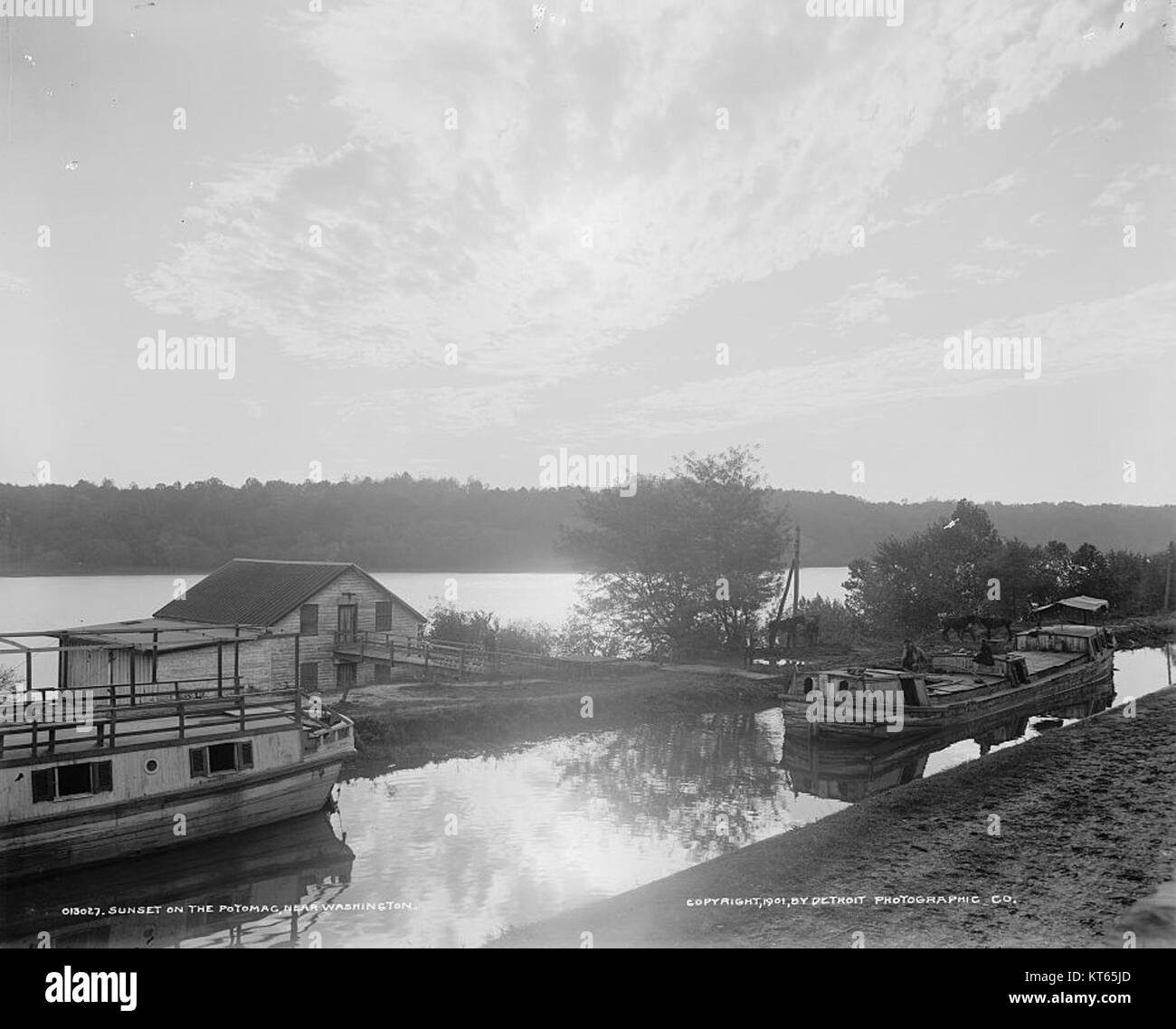 Cette image capture la beauté sereine du coucher de soleil sur le fleuve Potomac, près de Washington, D.C. la vue offre un reflet paisible de la rivière et du paysage environnant lorsque le soleil se couche. Banque D'Images