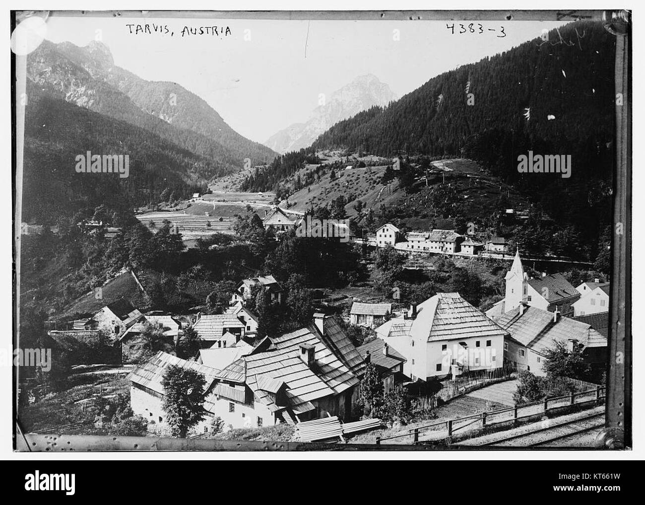 Tarvis est une ville autrichienne connue pour ses paysages pittoresques, située près des frontières de l'Italie et de la Slovénie. C'est une destination populaire pour les activités de plein air, y compris le ski et la randonnée, entouré par la beauté alpine. Banque D'Images