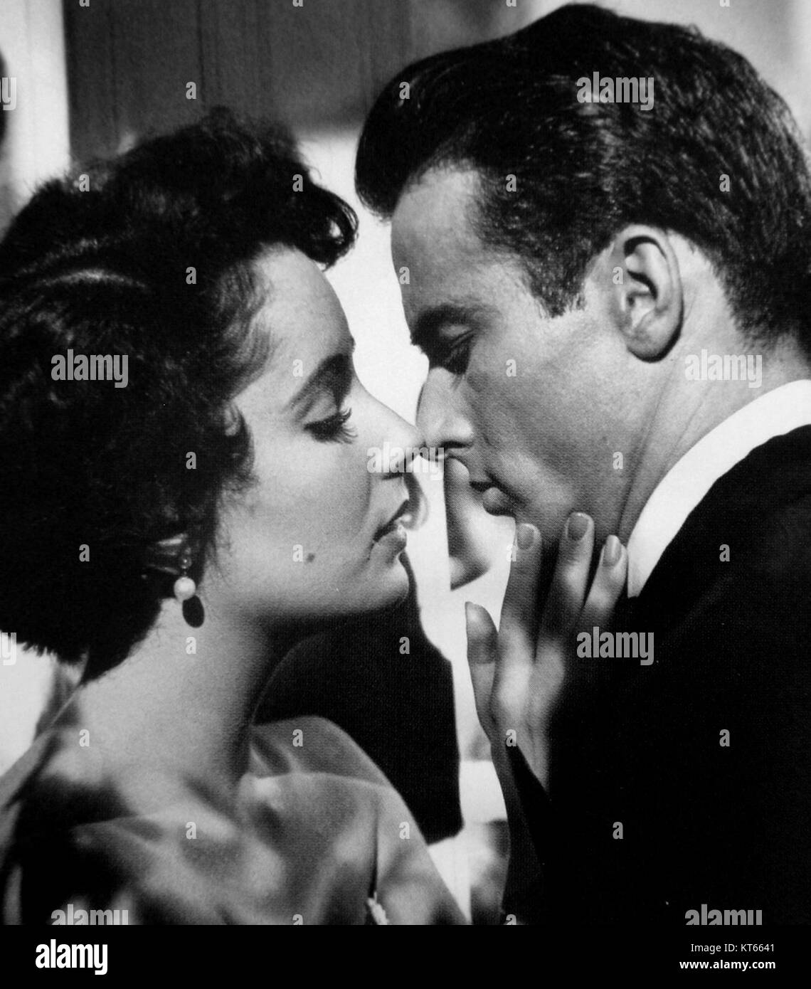 Ce film tiré de 'A place in the Sun' met en vedette Taylor et Clift, dans un drame romantique américain de 1951. Le film explore les thèmes de l'amour, de la jalousie et des dilemmes moraux, avec des performances remarquables de ses acteurs principaux. Banque D'Images