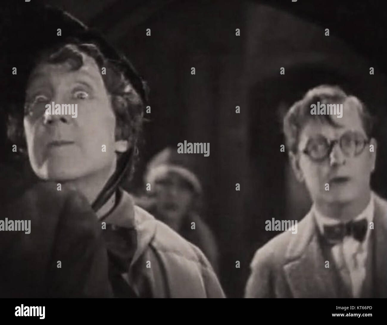 'Le chat et le canari' (1927) est un film muet classique dans le genre de comédie d'horreur. Il suit un groupe de personnes qui sont piégées dans un manoir hanté et vivent des événements étranges tout en essayant de découvrir le mystère derrière le domaine. Banque D'Images