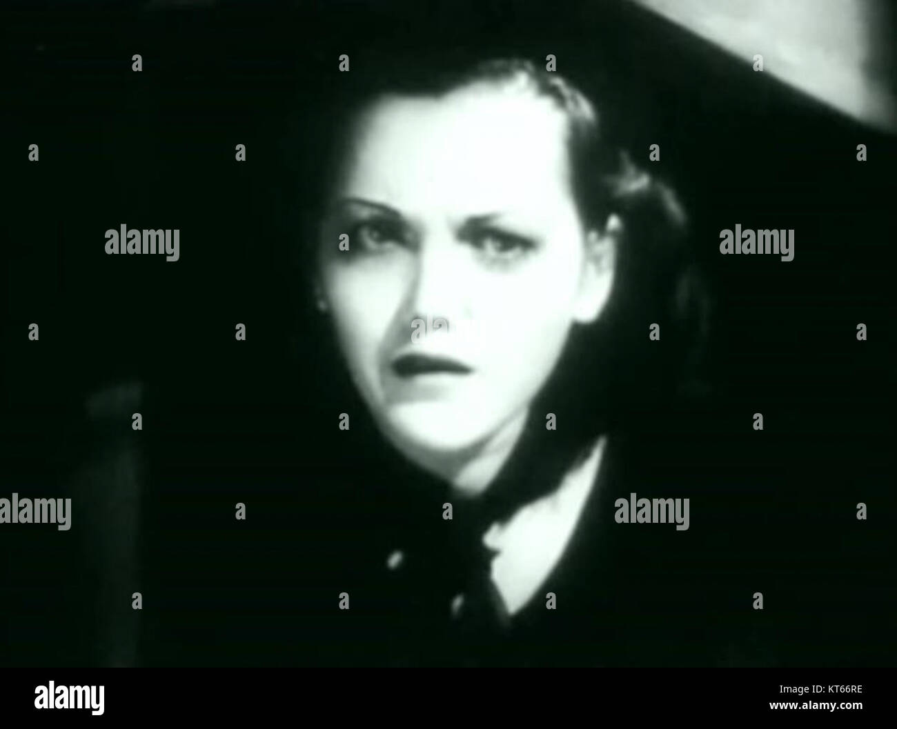 The Cocaine Fiends (1935) est un film dramatique criminel mettant en vedette lois January. Le film explore les conséquences dangereuses de la toxicomanie, en se concentrant sur la vie des personnes touchées par la cocaïne. Il met en lumière les implications sociales et morales de la toxicomanie au début du XXe siècle, janvier jouant un rôle clé dans cette mise en garde. Banque D'Images