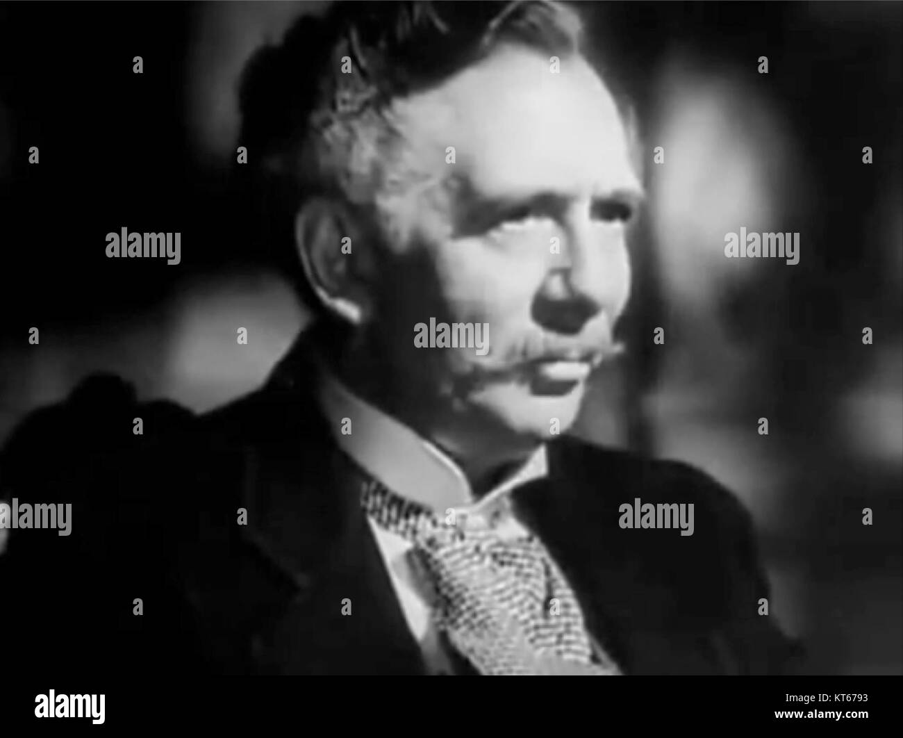 The Magnificent Ambersons est un film américain réalisé par Orson Welles en 1942. Connu pour sa cinématographie et sa narration innovantes, le film présente une critique des changements sociaux au début du XXe siècle en Amérique. Cette capture d'écran de bande-annonce capture le style visuel élégant et les personnages clés du film. Banque D'Images