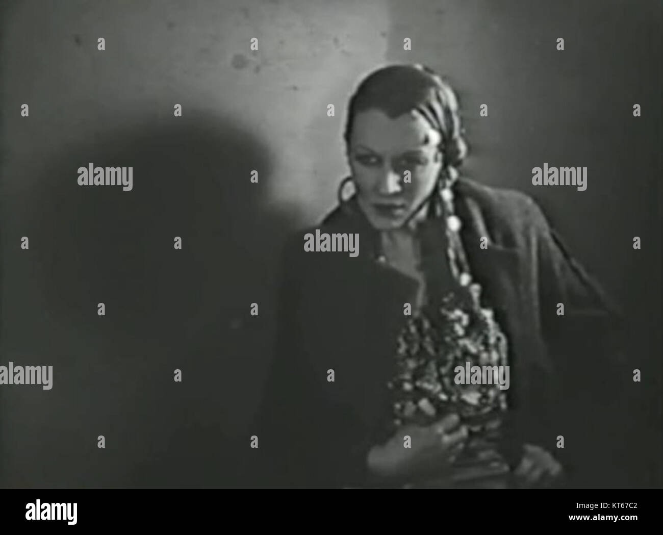 The Murder in the Museum (1934) est un film criminel mettant en vedette Symona Boniface. Le film explore le mystère et le drame entourant un meurtre dans un musée, mettant en valeur la popularité du genre détective dans les débuts du cinéma. Banque D'Images