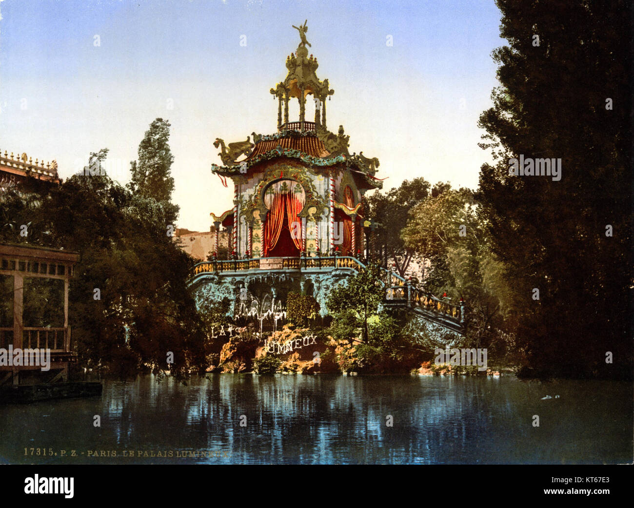 Le Palais lumineux fut l'une des grandes structures exposées à l'exposition universelle de 1900 à Paris. Ce pavillon illuminé a été conçu pour mettre en valeur les avancées technologiques et les réalisations artistiques de l’époque. Il est devenu un symbole emblématique de l'accent mis par l'événement sur la lumière et l'innovation. Banque D'Images