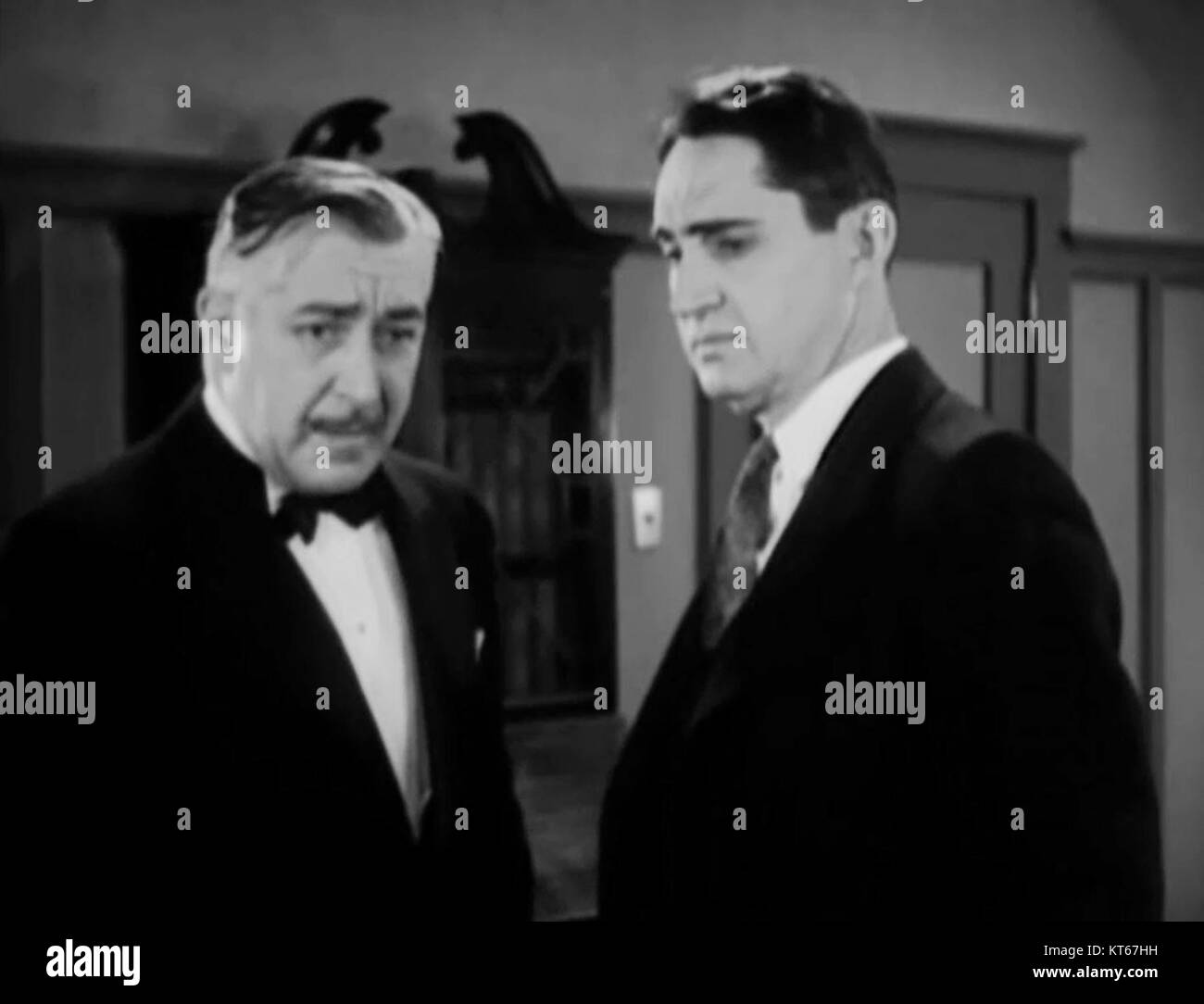 Le film de 1934 *The Road to Ruin* présente des performances notables de Richard Tucker et J. Frank Glendon. Ce premier film sonore met en lumière les défis et les leçons morales de son époque, explorant les thèmes des questions sociales et de la responsabilité personnelle. Banque D'Images