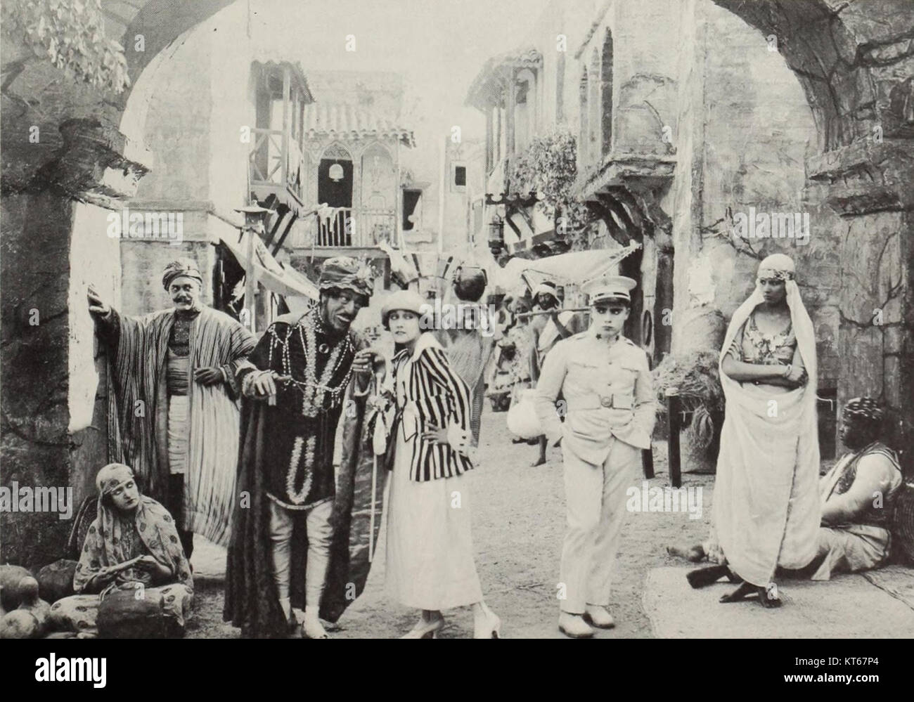 « La femme du sultan » est un film classique de l'époque de l'écran muet. Il reflète les débuts du cinéma, en se concentrant sur le drame romantique et les thèmes somptueux typiques des films muets de cette période. Banque D'Images