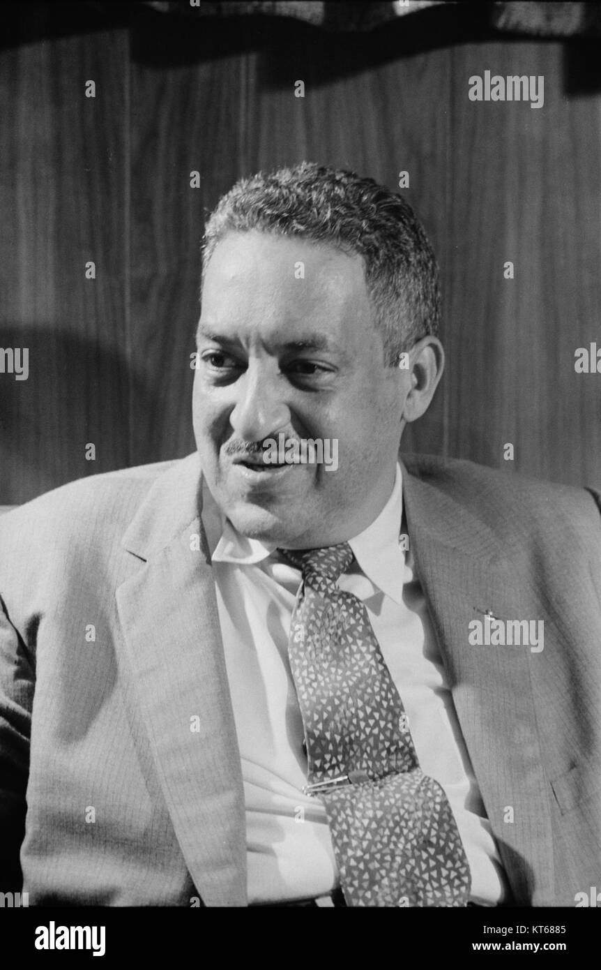 Thurgood Marshall, montré ici le 17 septembre 1957, était un avocat américain influent et défenseur des droits civils. Il est devenu le premier juge de la Cour suprême afro-américaine. Banque D'Images