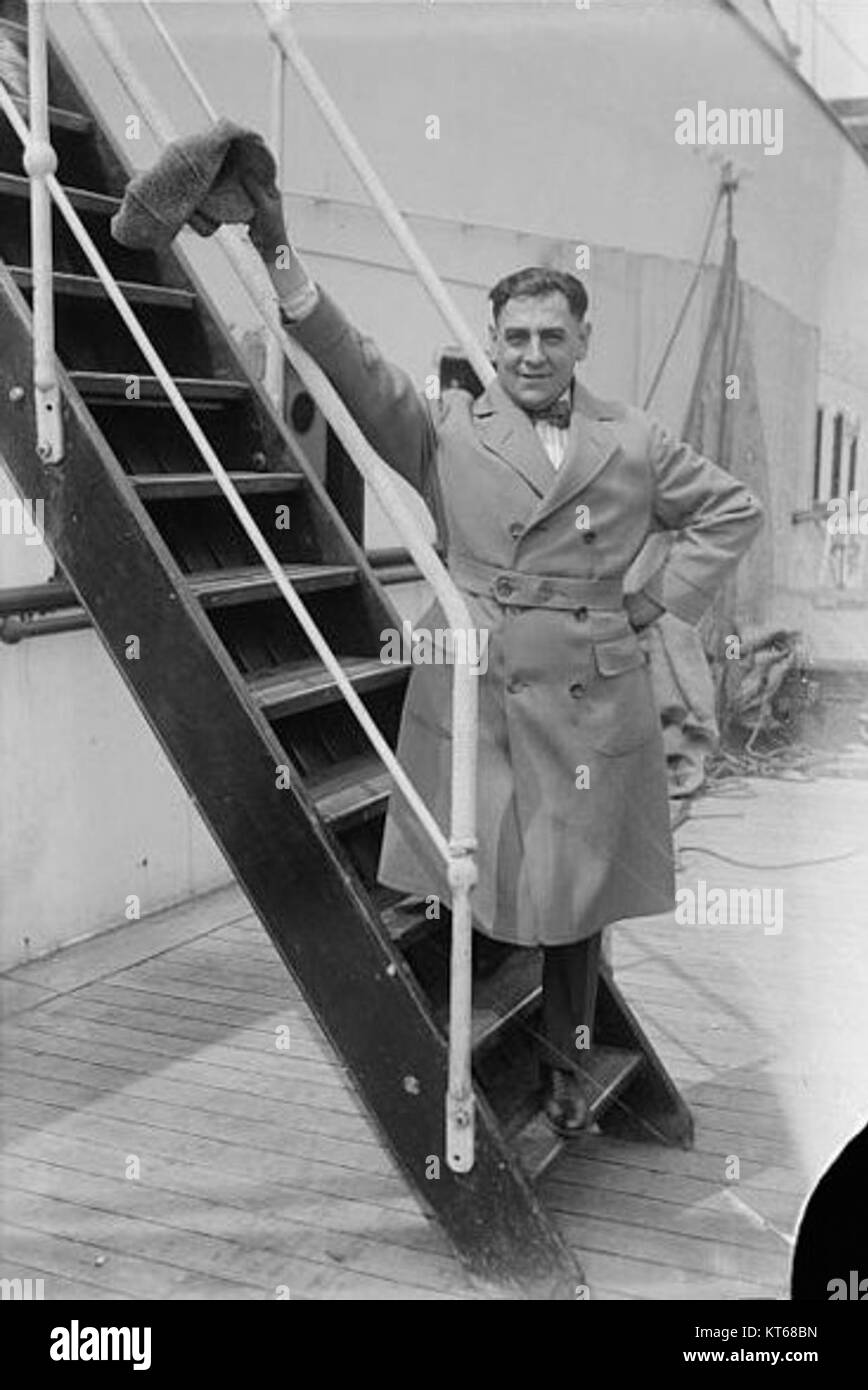 Tito Schipa était un ténor italien acclamé, connu pour sa voix exceptionnelle et ses performances dans les opéras. Il a apporté des contributions significatives au monde de la musique classique, en particulier dans le genre opéra. Banque D'Images