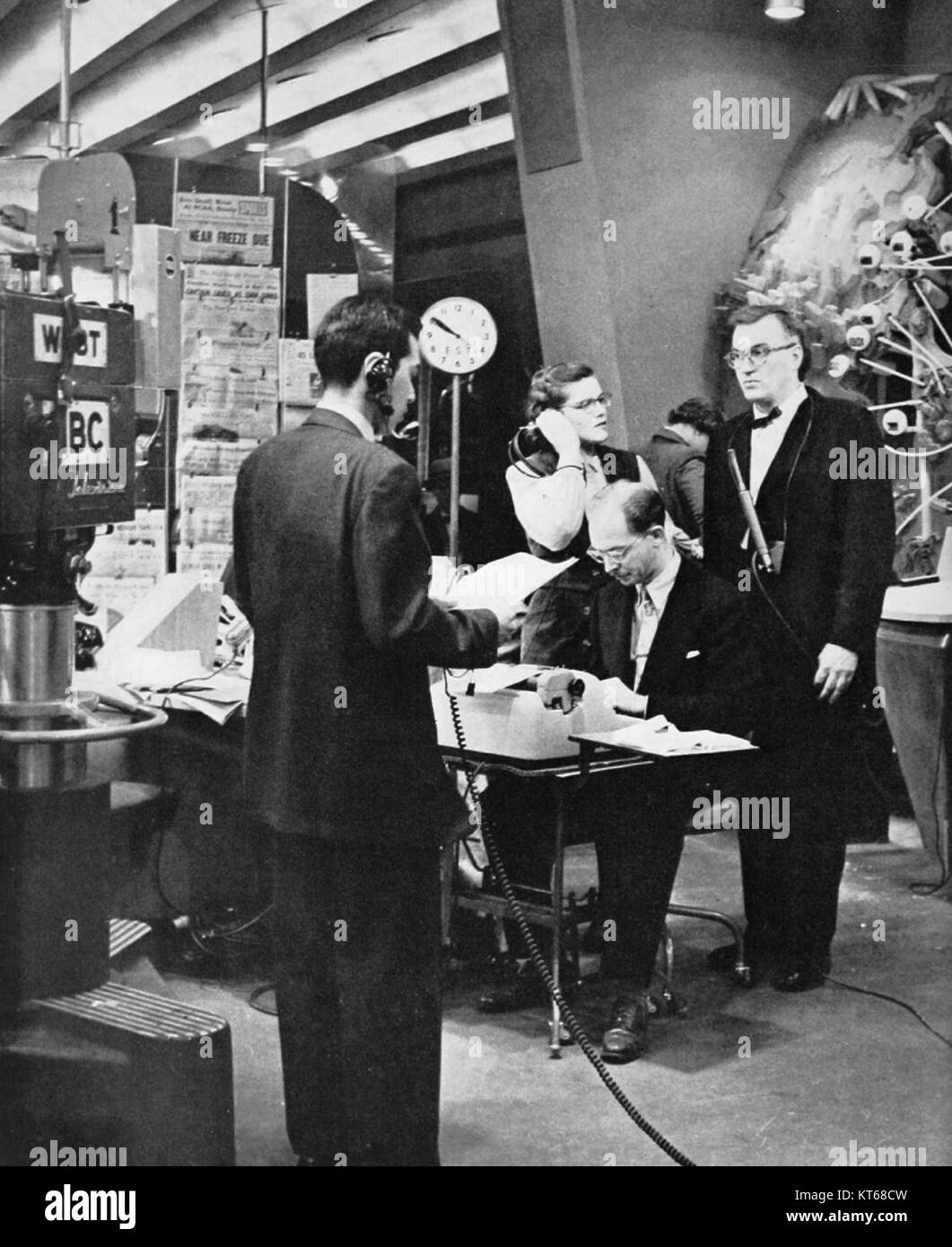 Une photographie du Today Show qui se déroule en 1952, présentant la conception du studio et la configuration de la production télévisuelle. Cette image met en évidence les premières années du populaire programme de télévision américain. Banque D'Images Une photographie du Today Show qui se déroule en 1952, présentant la conception du studio et la configuration de la production télévisuelle. Cette image met en évidence les premières années du populaire programme de télévision américain. Banque D'Images