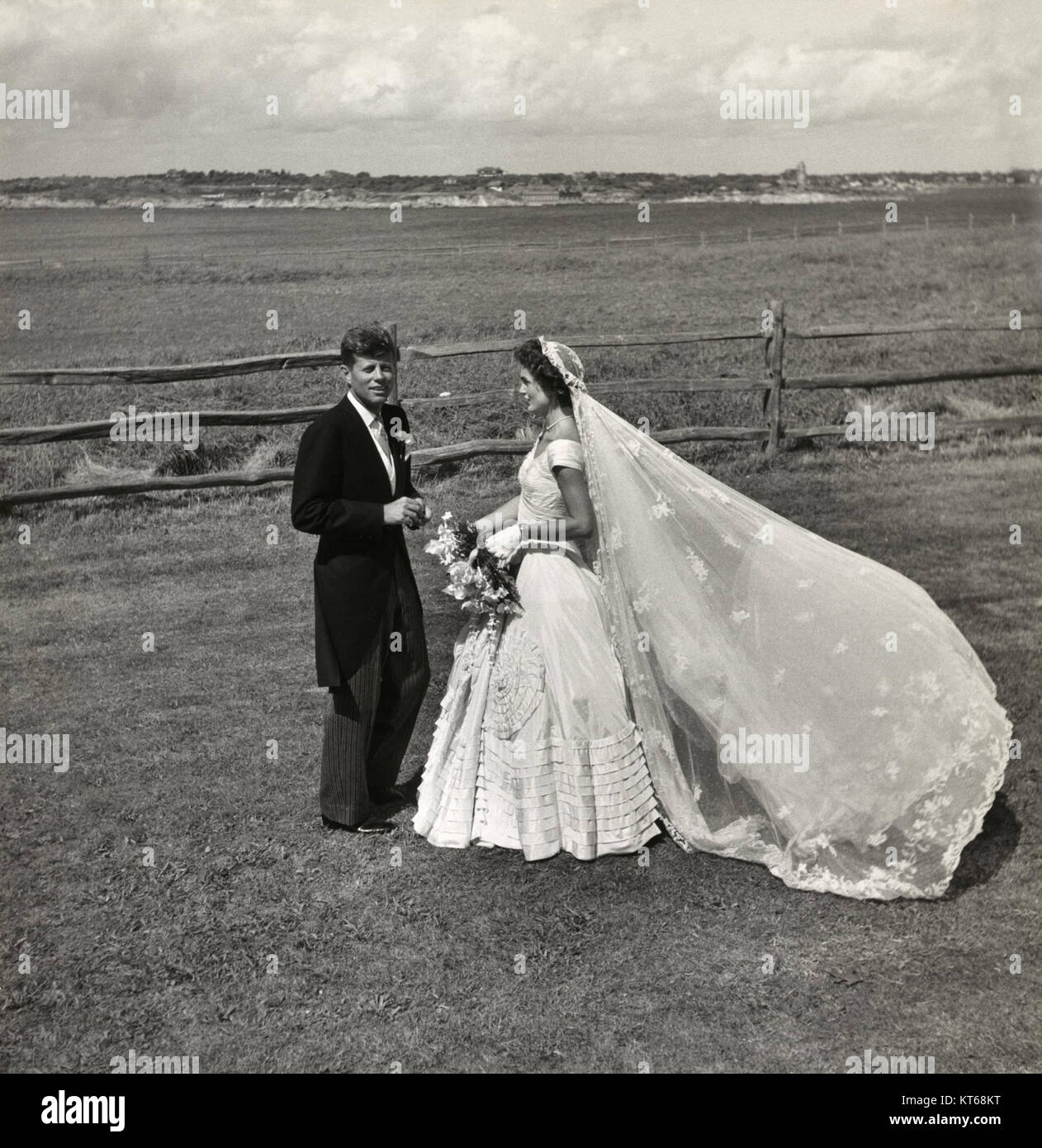 Une photographie de Toni Frissell capturant le jour du mariage de John F. Kennedy et Jacqueline Bouvier en 1953. Cette image emblématique fait partie de l’histoire culturelle américaine, mettant en valeur un moment charnière dans la vie du futur président et de la première dame des États-Unis. Banque D'Images
