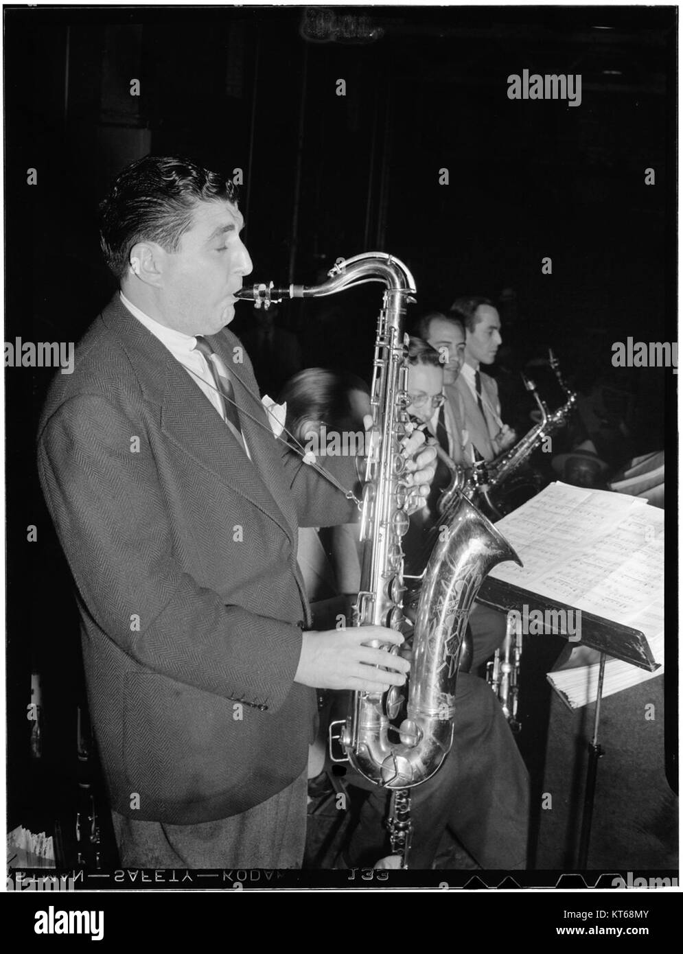 Cette photographie montre Tony Pastor à l'Hôtel Edison à New York, prise entre 1946 et 1948 par William P. Gottlieb. Pastor était un chef d'orchestre et interprète américain populaire à cette époque, connu pour son influence sur la scène musicale. Banque D'Images