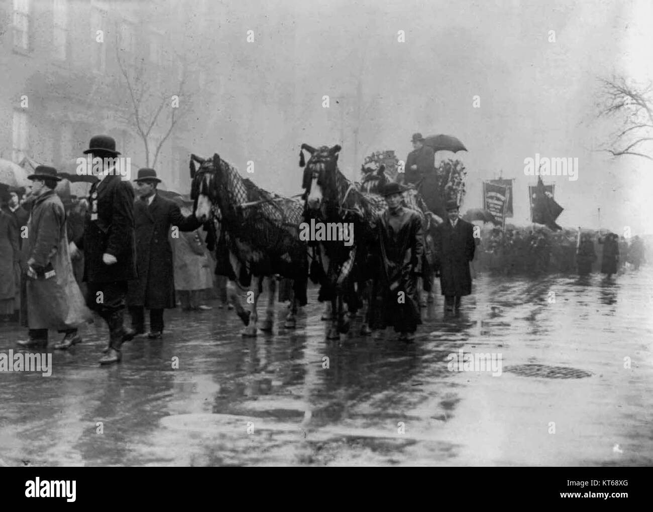 Une référence visuelle à la « Triangle Trade Parade », décrivant probablement le contexte historique de la traite transatlantique des esclaves. L’événement peut représenter une réflexion culturelle ou historique sur ce sujet. Banque D'Images