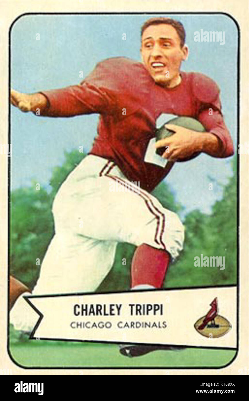 La carte Bowman de 1954 du Hall of Famer Charlie Trippi, une figure éminente du football américain, fait partie d'un ensemble vintage de cartes à collectionner. Trippi est connu pour ses contributions aux Cardinals de Chicago et sa carrière de joueur. Banque D'Images