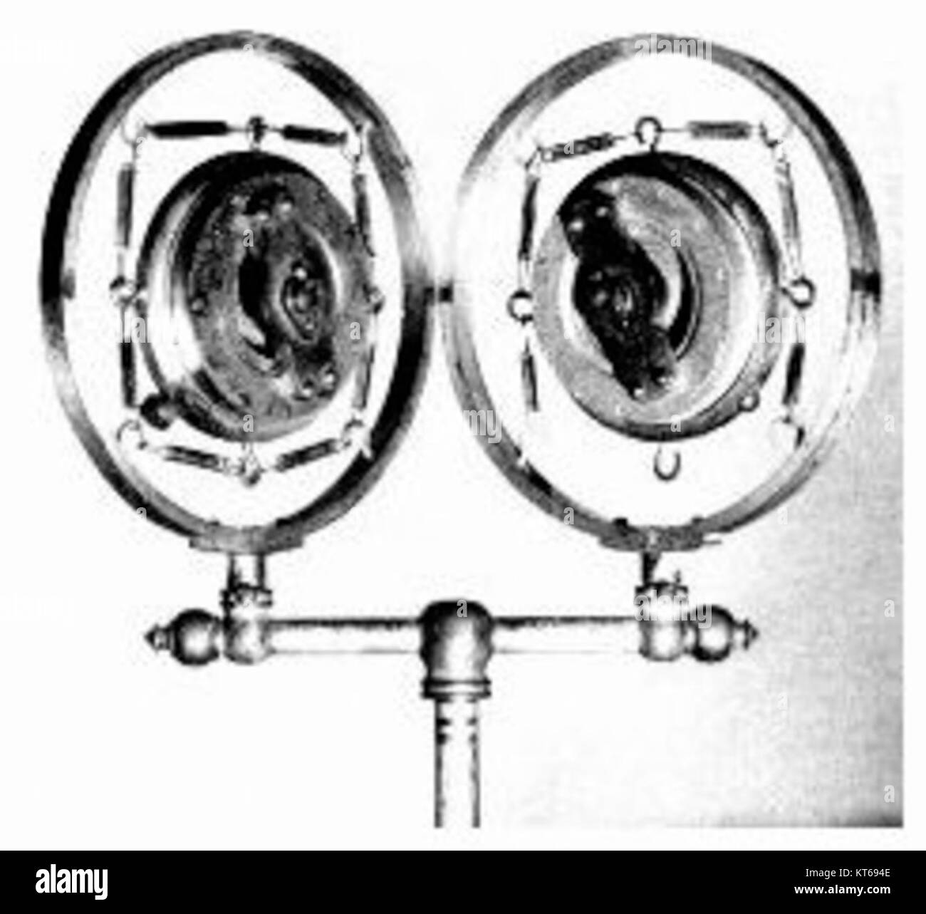 Cette image présente deux microphones en carbone à double bouton, couramment utilisés dans les télécommunications du début du XXe siècle. Ces microphones sont connus pour leur utilisation dans les premiers systèmes de téléphonie et d'amplification du son. Banque D'Images