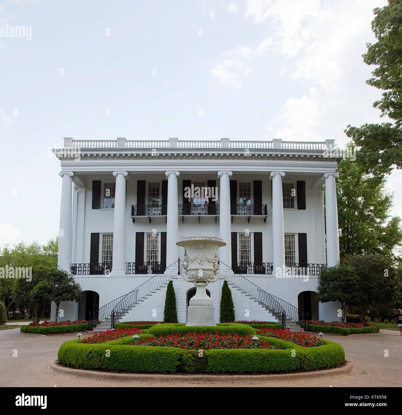 Le manoir du président des États-Unis, capturé dans une photographie de Highsmith, reflète sa conception architecturale et son importance en tant que résidence du président de l'université, mettant en valeur l'importance du bâtiment au sein de l'institution académique. Banque D'Images Le manoir du président des États-Unis, capturé dans une photographie de Highsmith, reflète sa conception architecturale et son importance en tant que résidence du président de l'université, mettant en valeur l'importance du bâtiment au sein de l'institution académique. Banque D'Images