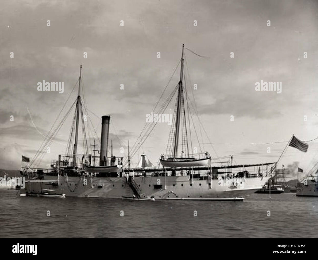 Une photographie du frère Bertram de l'U.S.S. Wheeling dans le port d'Honolulu, capturant un moment de l'histoire maritime. Banque D'Images