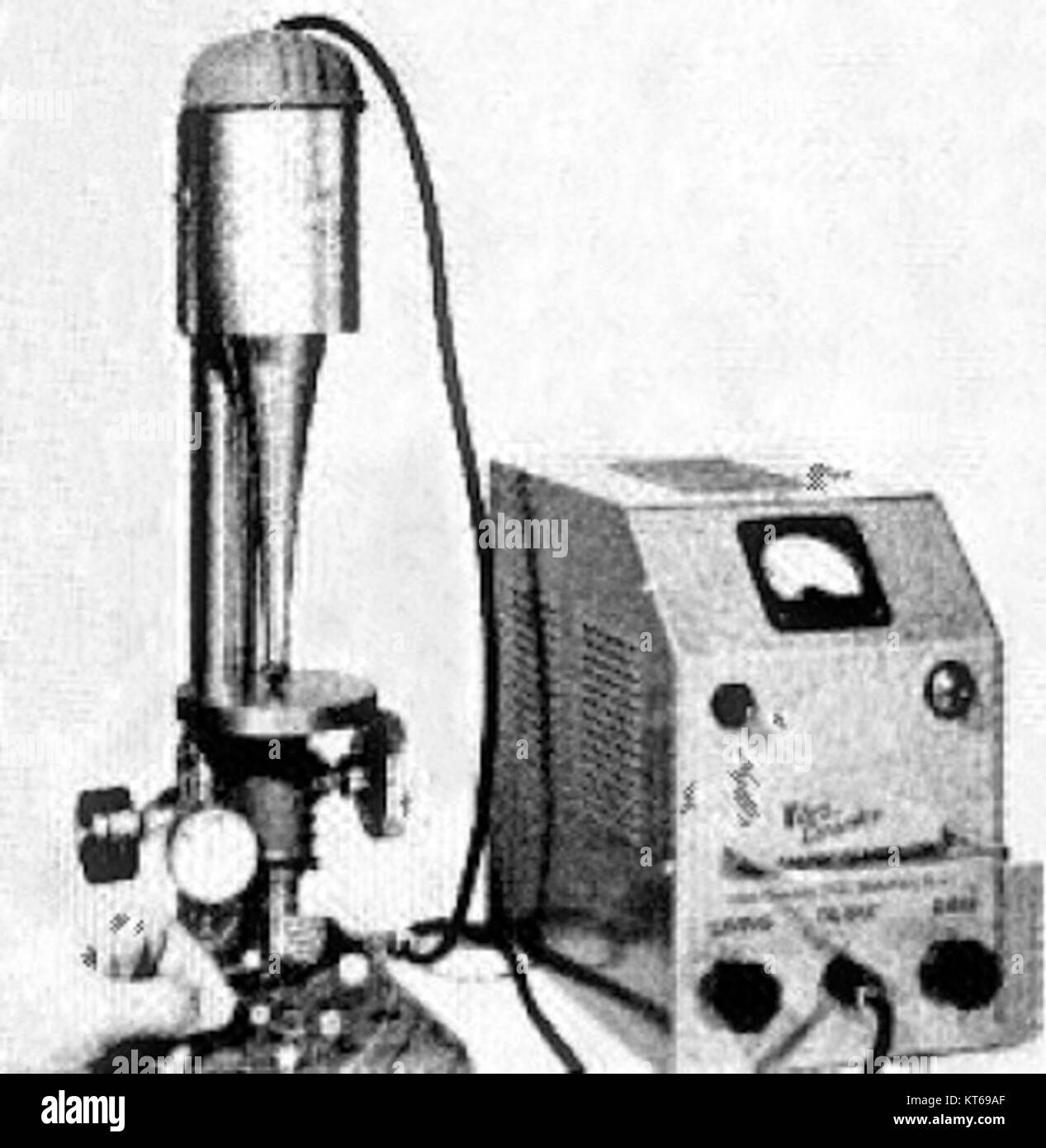 La perceuse à ultrasons, développée en 1955, a été une percée dans la technologie médicale. Il a permis le perçage et la découpe précis dans des procédures médicales délicates, marquant un progrès important dans l'équipement chirurgical. Banque D'Images