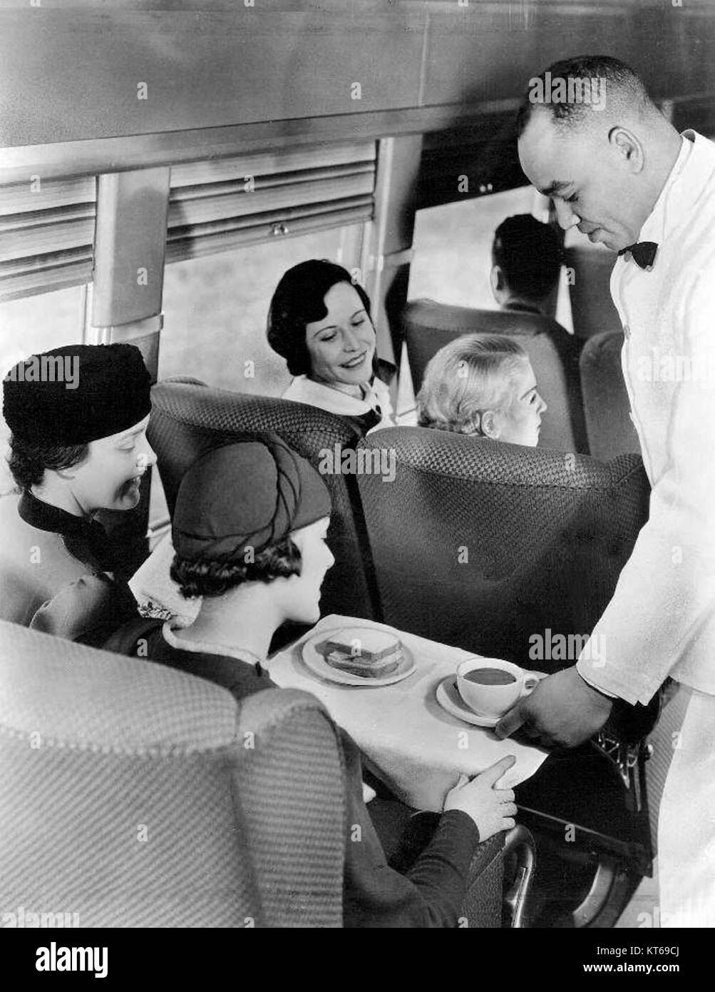 Le service de repas de l'Union Pacific Streamliner de 1934-1935 était connu pour son innovation dans les repas de voyage en train, offrant aux passagers des repas de haute qualité pendant leurs voyages. Banque D'Images