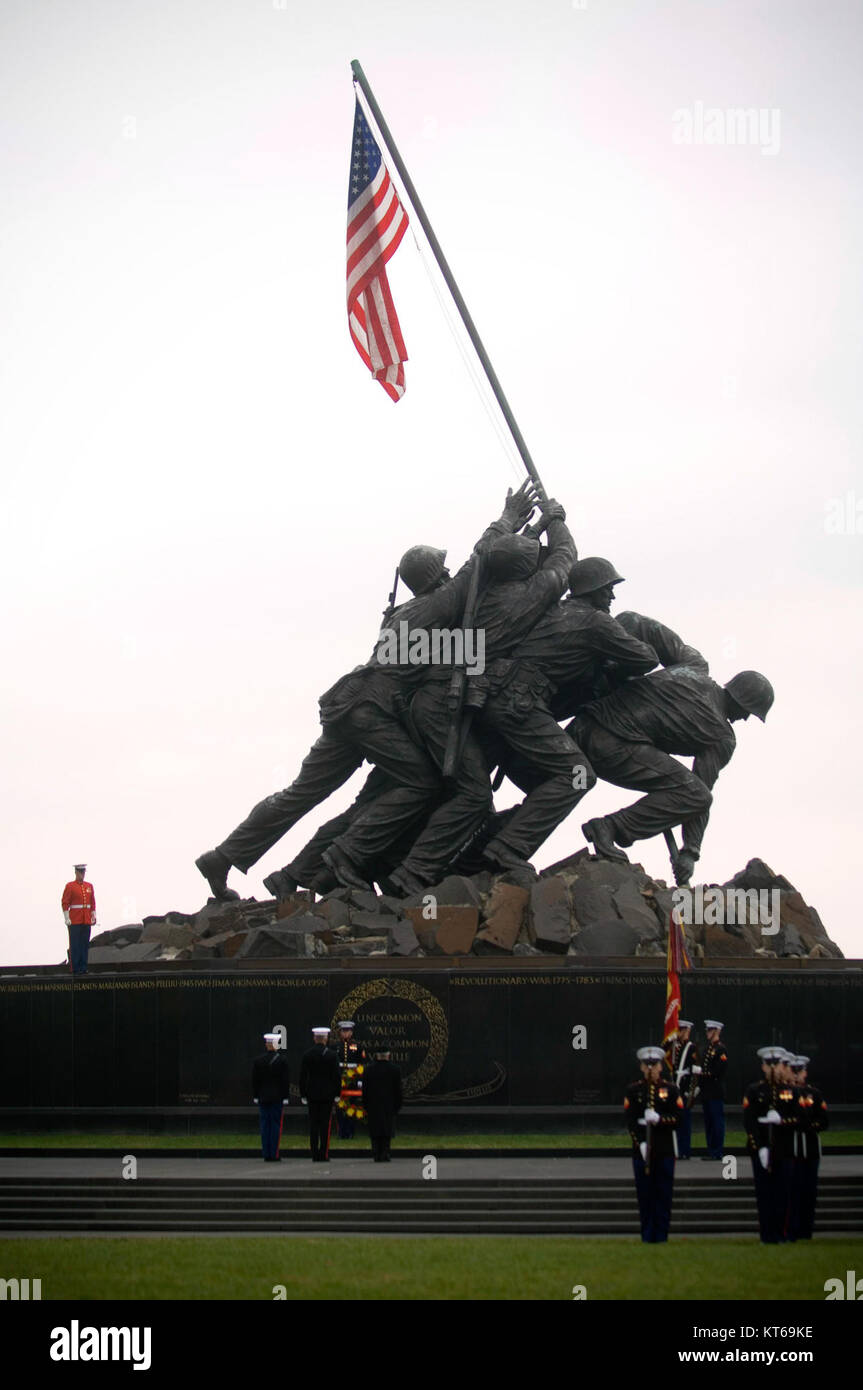 Cette image capture des Marines américains lors d'une cérémonie de dépôt de gerbes pour honorer le 232e anniversaire du corps des Marines au Marine corps War Memorial, symbolisant le respect et le souvenir pour les militaires. Banque D'Images