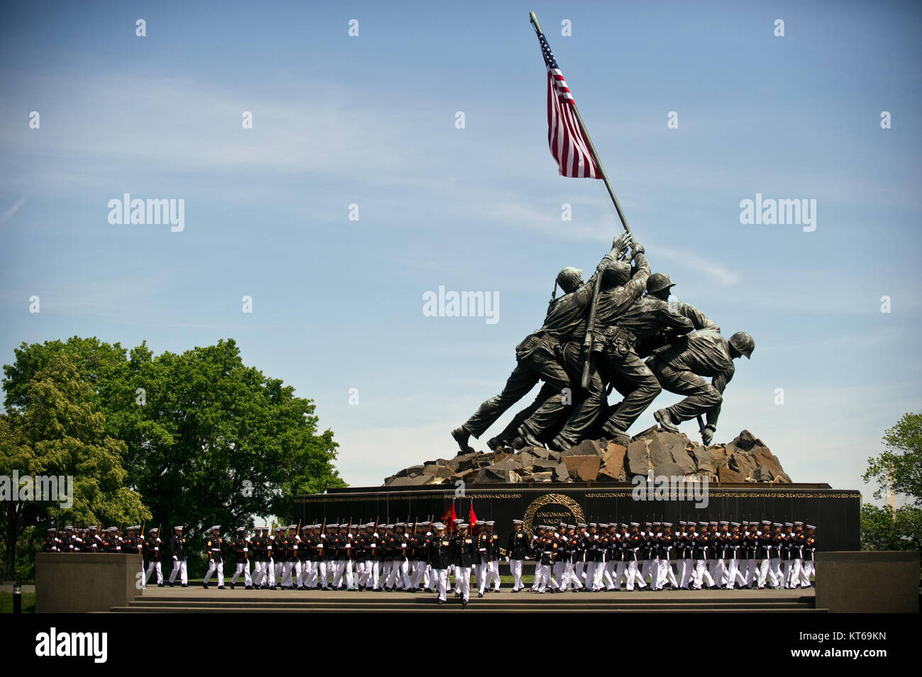 Cette image montre des Marines américains défilant devant le Marine corps War Memorial lors d'une cérémonie en l'honneur du sergent Brian M., qui a reçu la médaille de la Navy Cross pour sa bravoure. Banque D'Images