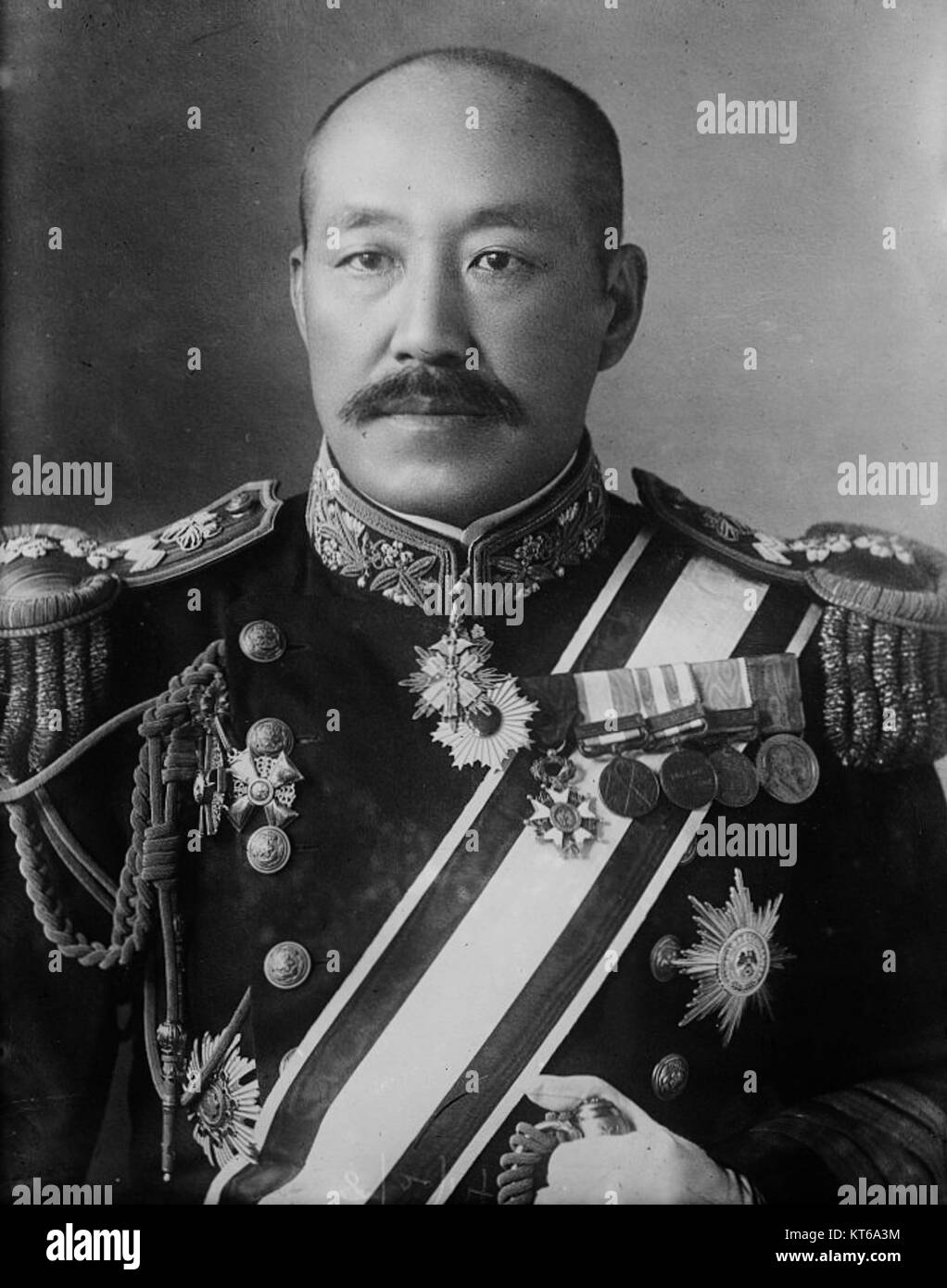 Le vice-amiral Rokuro Yashiro était un officier distingué de la marine impériale japonaise pendant la seconde Guerre mondiale. Il était connu pour son leadership et ses rôles stratégiques dans les opérations navales. Banque D'Images