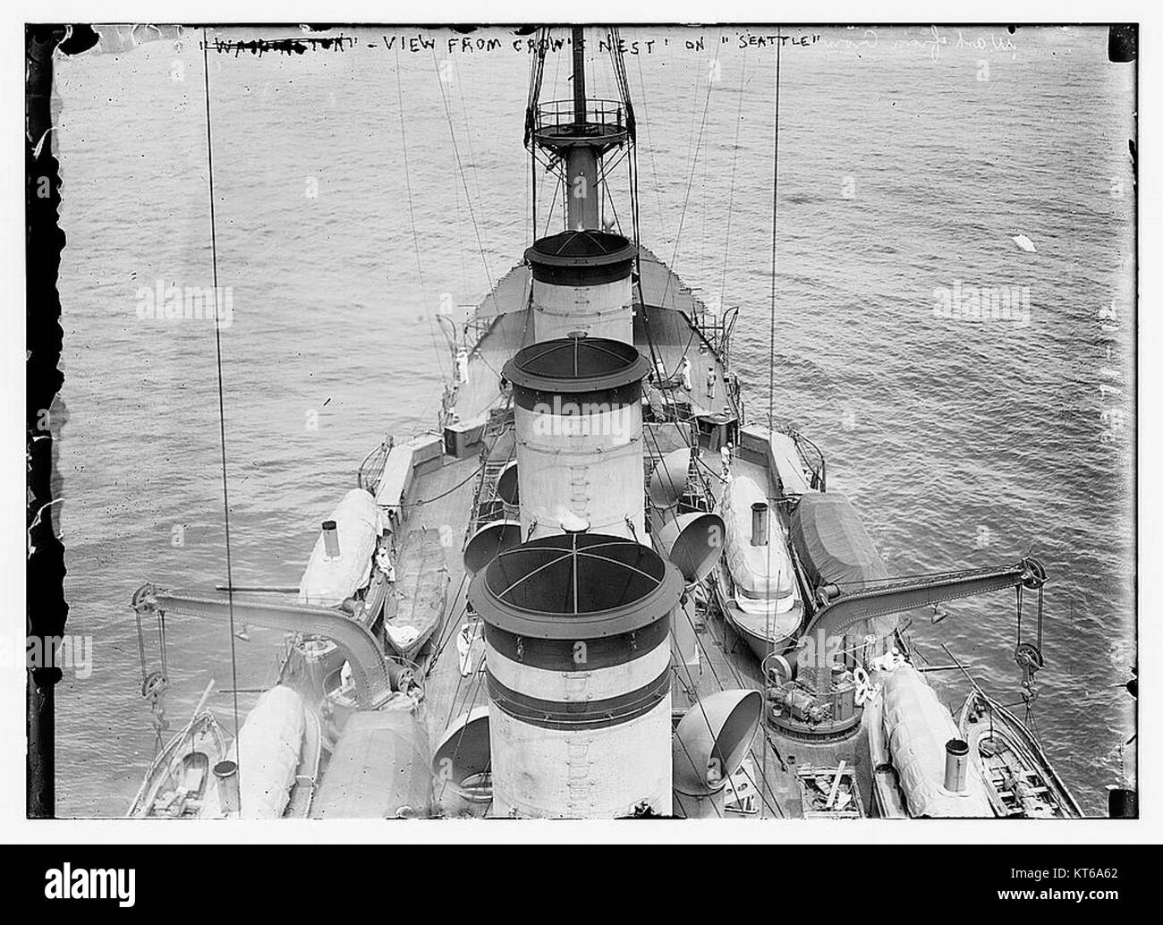 Une vue panoramique depuis le nid de corbeau d'un navire, surplombant la ville de Seattle, mettant en valeur son front de mer, son horizon et les paysages environnants. Banque D'Images