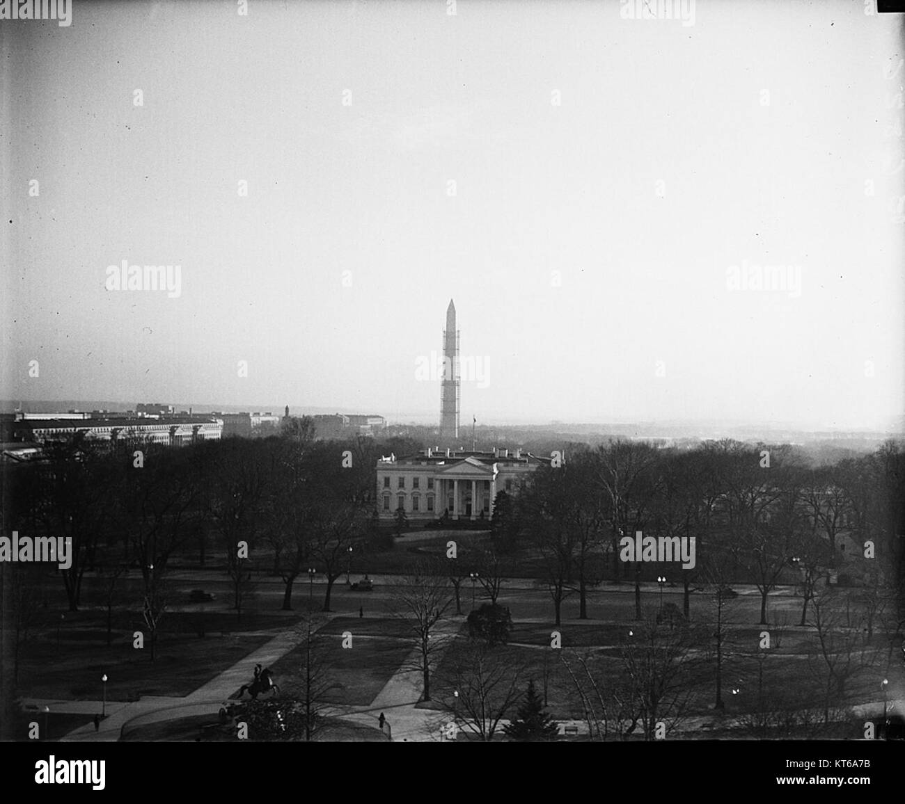 Cette photographie présente une vue classique de la Maison Blanche, la résidence officielle du président des États-Unis, avec le Washington Monument visible en arrière-plan. Les deux monuments sont situés à Washington, DC, et représentent des symboles importants de l'histoire et du gouvernement des États-Unis. Banque D'Images Cette photographie présente une vue classique de la Maison Blanche, la résidence officielle du président des États-Unis, avec le Washington Monument visible en arrière-plan. Les deux monuments sont situés à Washington, DC, et représentent des symboles importants de l'histoire et du gouvernement des États-Unis. Banque D'Images