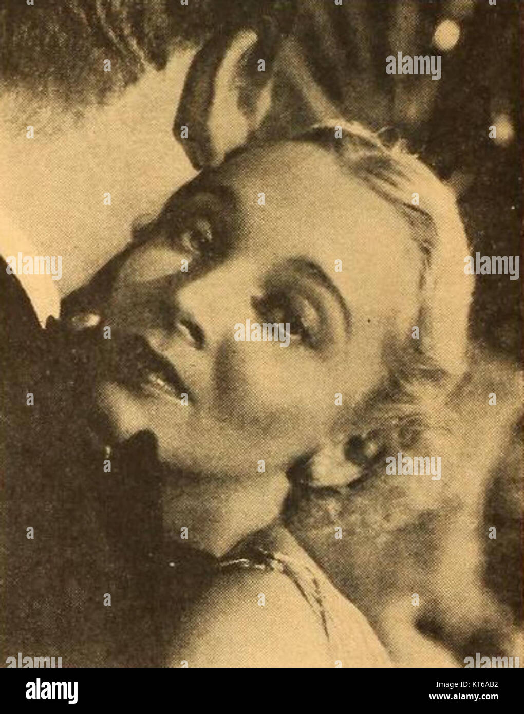 Virginia Bruce a joué dans "Dangerous Corner" (1934), un film dramatique mystère réalisé par Edward Wheeler. Le film, basé sur la pièce de J.B. Priestley, explore les thèmes des secrets, des mensonges et des tensions familiales, Virginia Bruce jouant un rôle clé dans la démêlation d'un récit dramatique. Banque D'Images