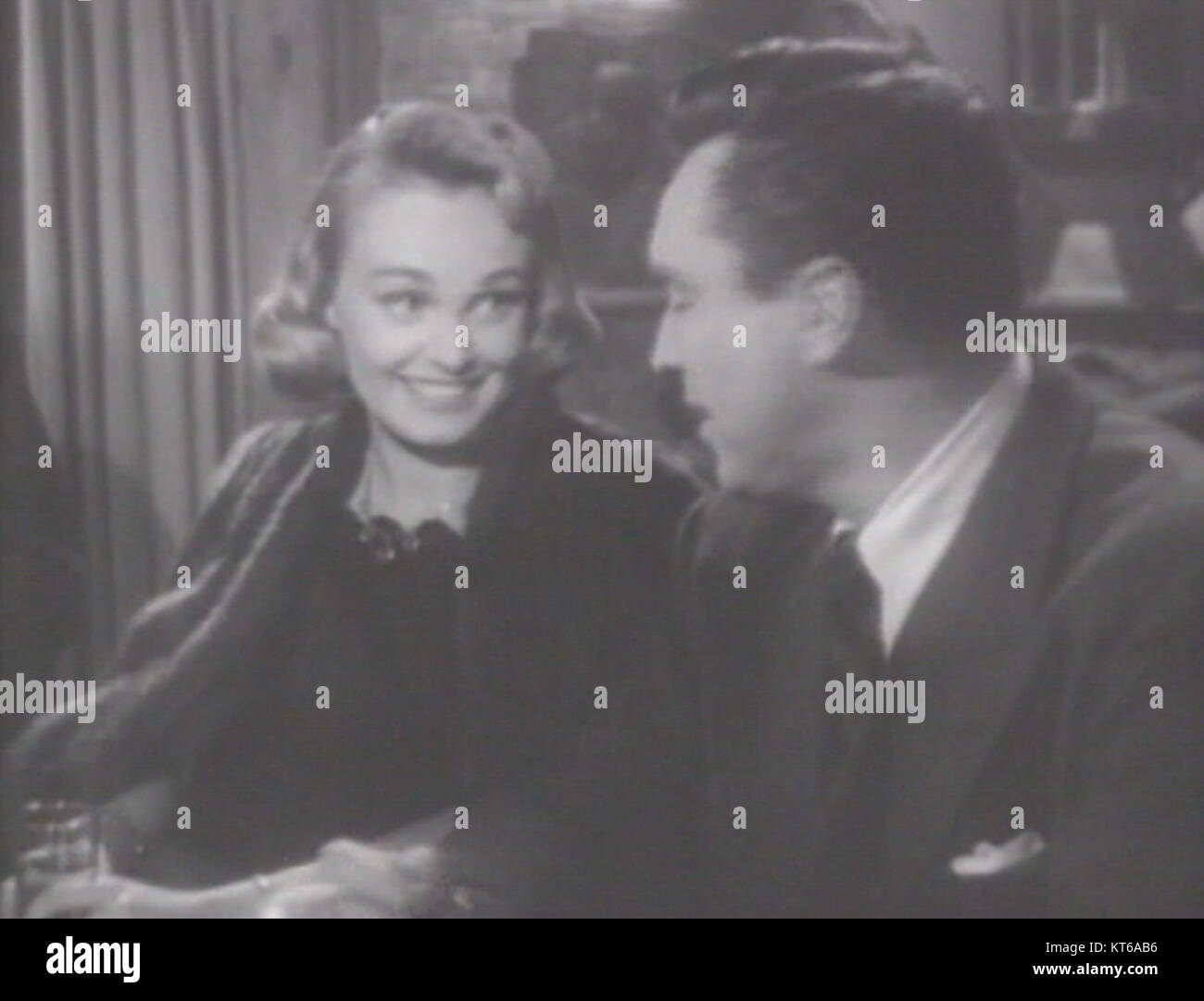 Virginia Lee et Edmond O'Brien jouent dans le film de 1950 *DOA*, un thriller noir. Leurs rôles contribuent à l'atmosphère tendue du film, centrée autour d'un homme qui a été empoisonné et qui court contre la montre pour résoudre son propre meurtre. Banque D'Images