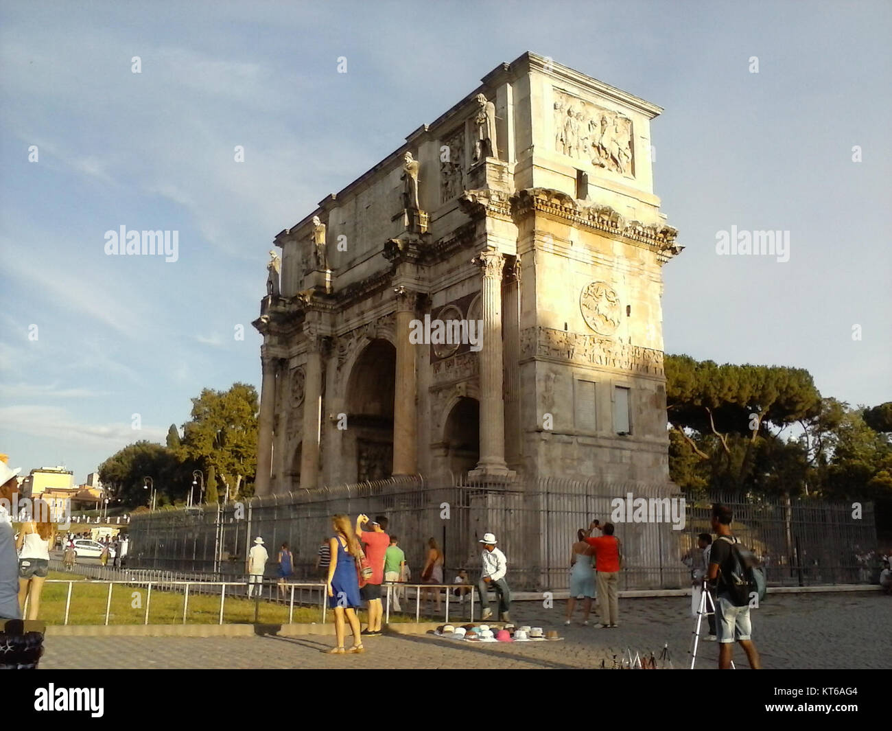 L'Arc de Constantin à Rome est une structure romaine emblématique, érigée pour commémorer la victoire de l'empereur Constantin. Il se présente comme un monument historique et une réalisation architecturale, mettant en valeur l'art et l'histoire romains. Banque D'Images
