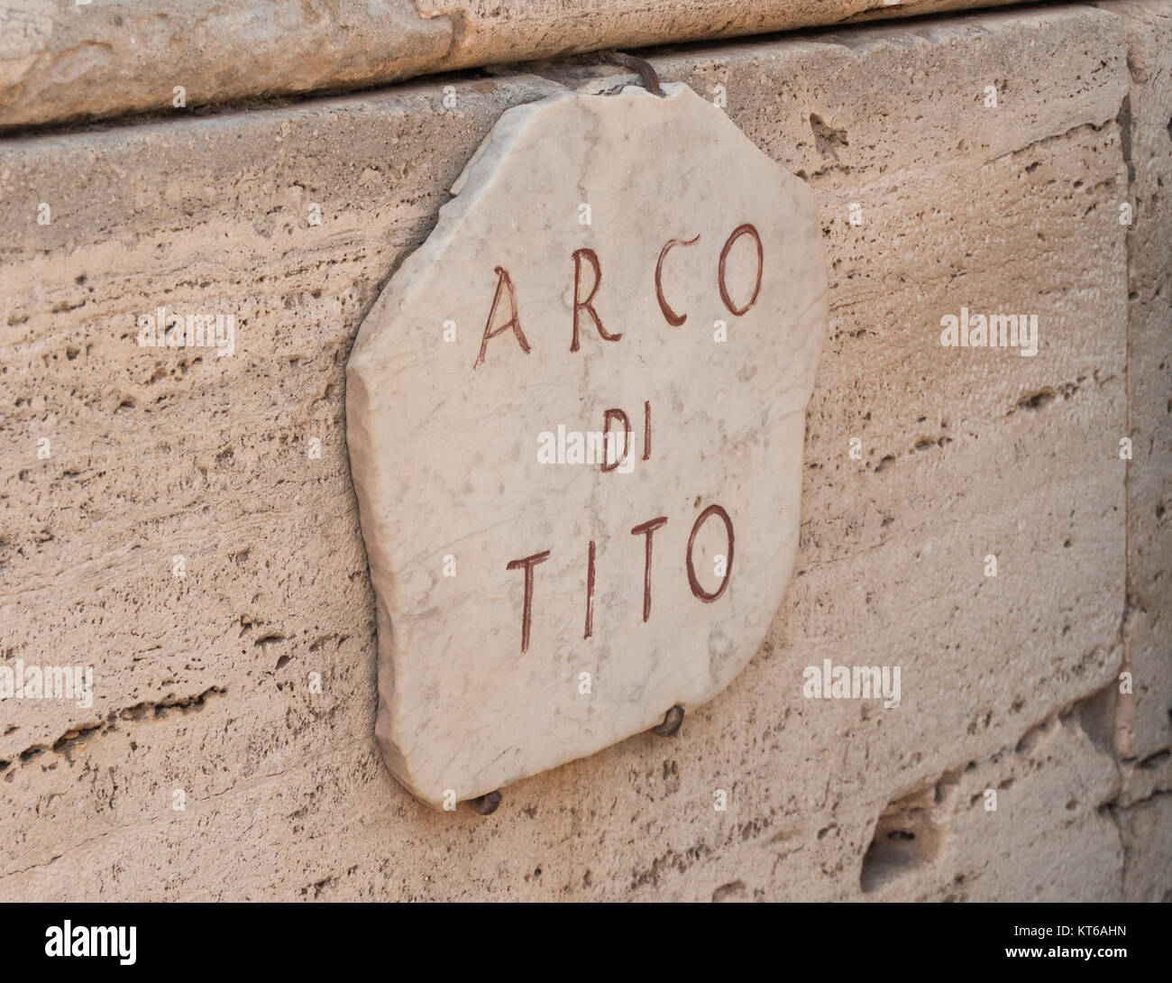 La plaque Arco di Tito, située dans le Forum romain de Rome, en Italie, est une ancienne inscription qui honore les victoires de l'empereur romain Titus. C'est un artefact historique clé dans l'histoire romaine. Banque D'Images
