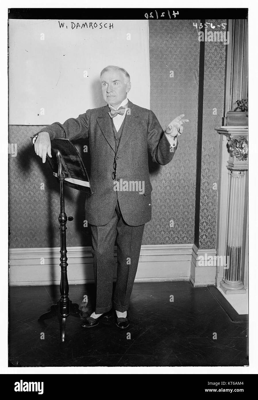 W. Damrosch, chef d'orchestre et compositeur américain influent, est représenté sur cette photographie. Connu pour sa direction de l'Orchestre symphonique de New York et ses contributions au développement de la musique classique américaine, Damrosch a contribué à élever la notoriété de la musique orchestrale aux États-Unis. Son héritage demeure important dans l'histoire de la musique américaine. Banque D'Images
