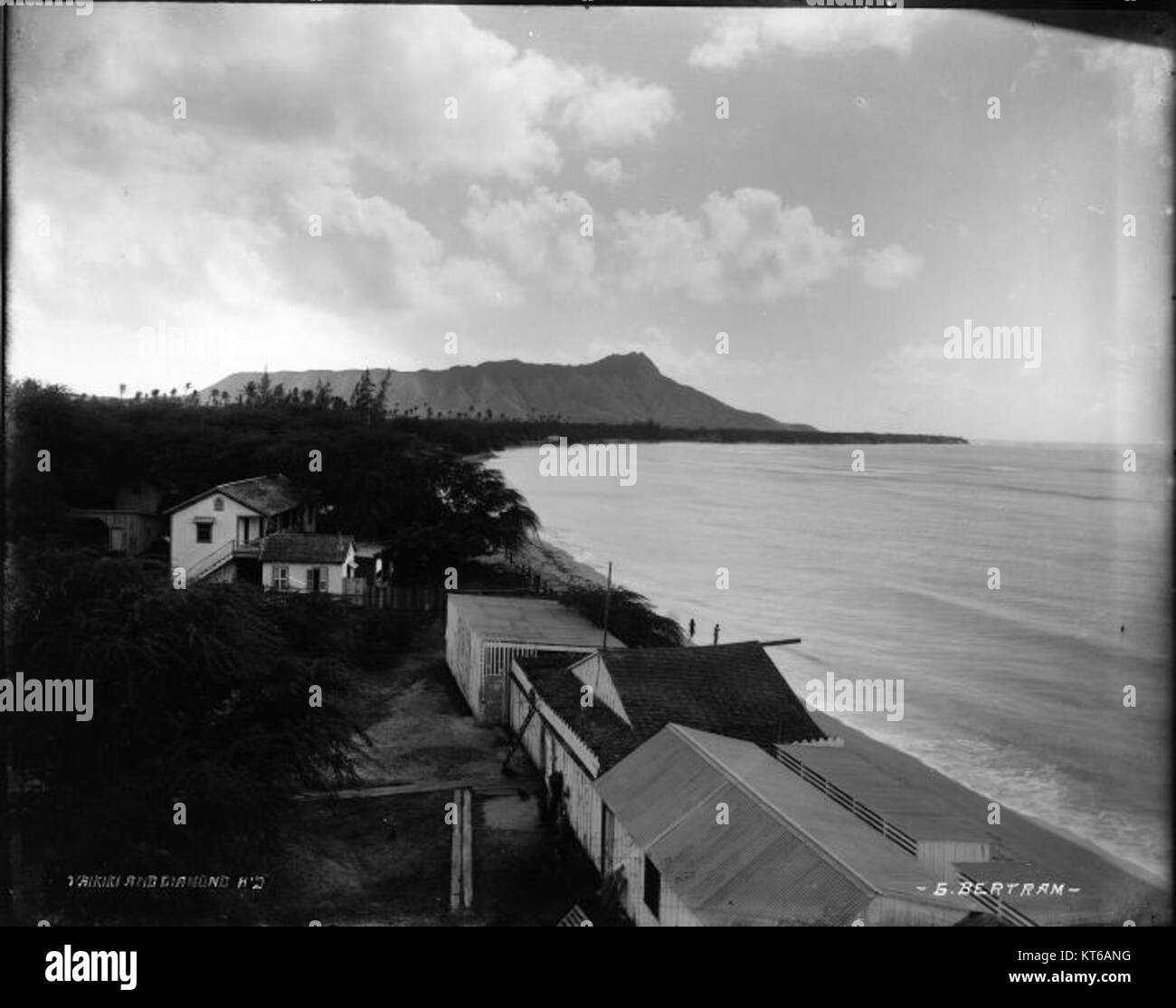 Cette photographie capture la vue emblématique de la plage de Waikiki avec Diamond Head en arrière-plan, mettant en valeur l'un des paysages les plus célèbres d'Hawaï. Banque D'Images