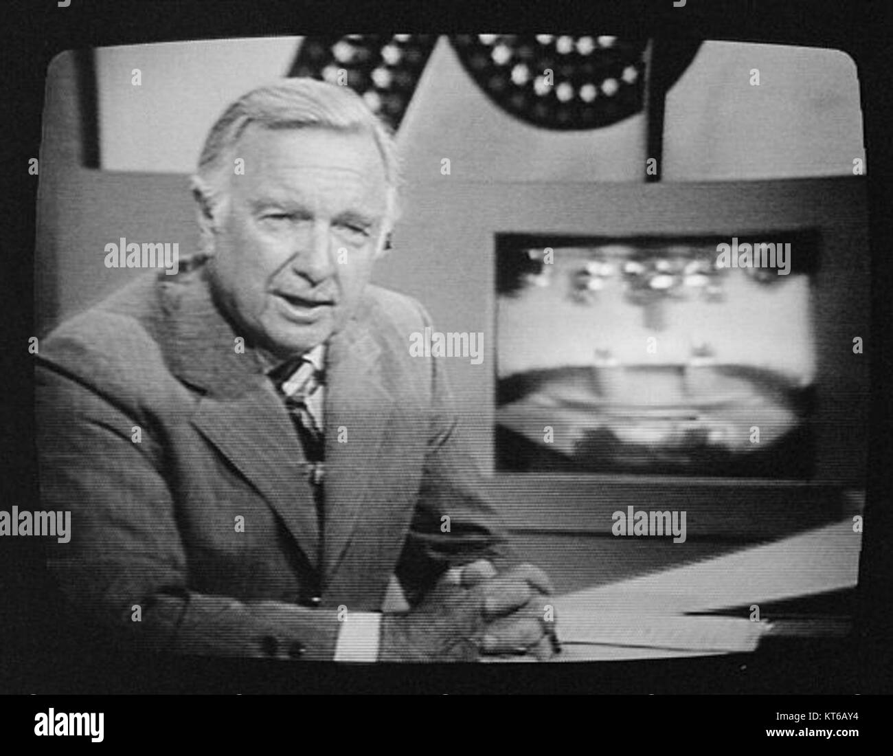 Walter Cronkite, journaliste américain renommé, apparaît à la télévision en 1976. Cronkite était connu pour son travail en tant que présentateur de nouvelles et était une figure éminente du journalisme audiovisuel. Banque D'Images