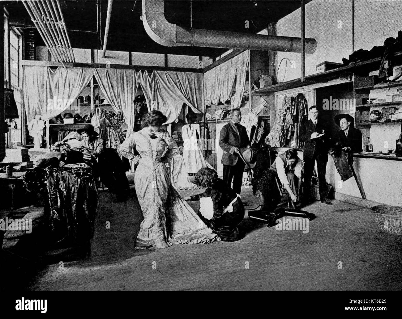 La collection « Wardrobe of the Lubin Philadelphia Studio » explore l'histoire de la production cinématographique et de la conception de costumes au début du cinéma, reflétant l'évolution d'Hollywood. Banque D'Images