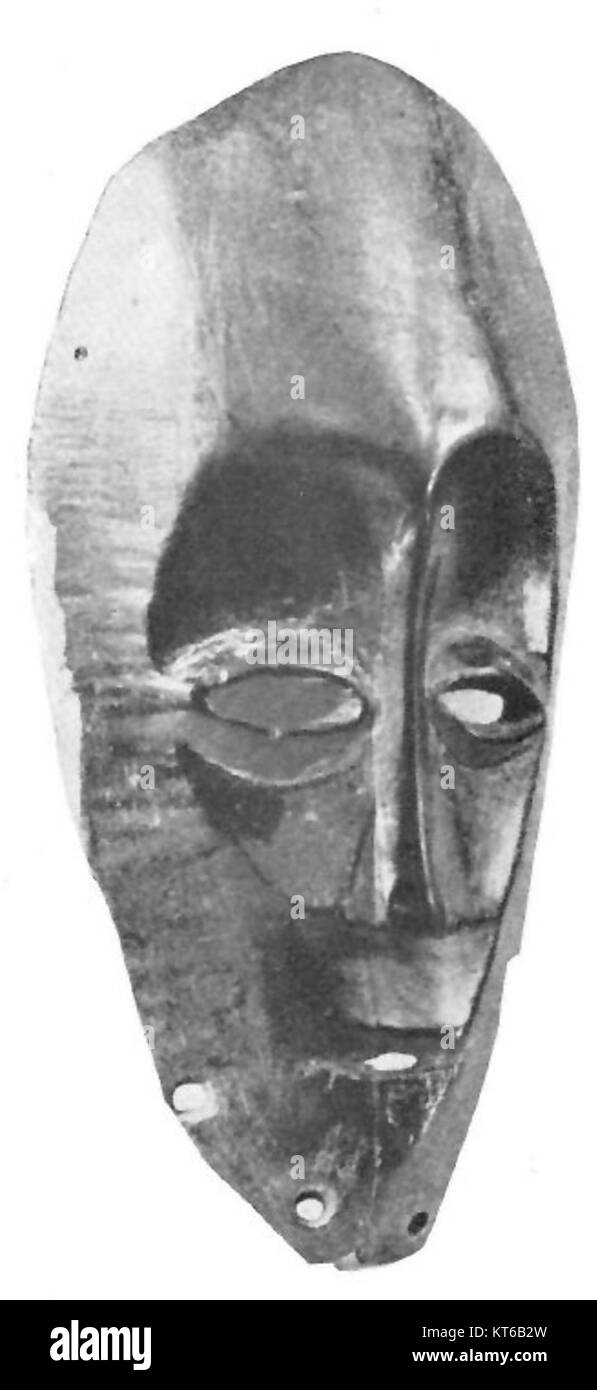 Un masque Warenga du Congo belge, représentant l'art et la culture traditionnels africains, mettant en valeur l'artisanat et le symbolisme qui font partie intégrante du patrimoine artistique de la région. Banque D'Images