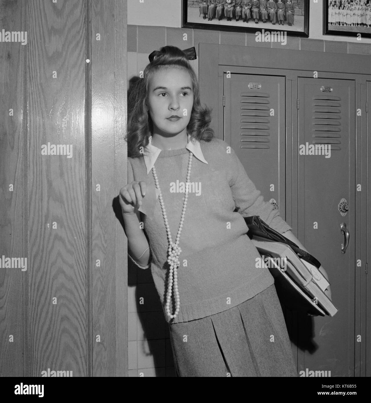 La photographie capture les tendances de la mode à Woodrow Wilson High School à Washington, DC, où les chandails et les longues cordes de perles sont considérés comme des articles populaires parmi les étudiantes. Cet instantané reflète le style décontracté et les influences culturelles de l'époque. Banque D'Images